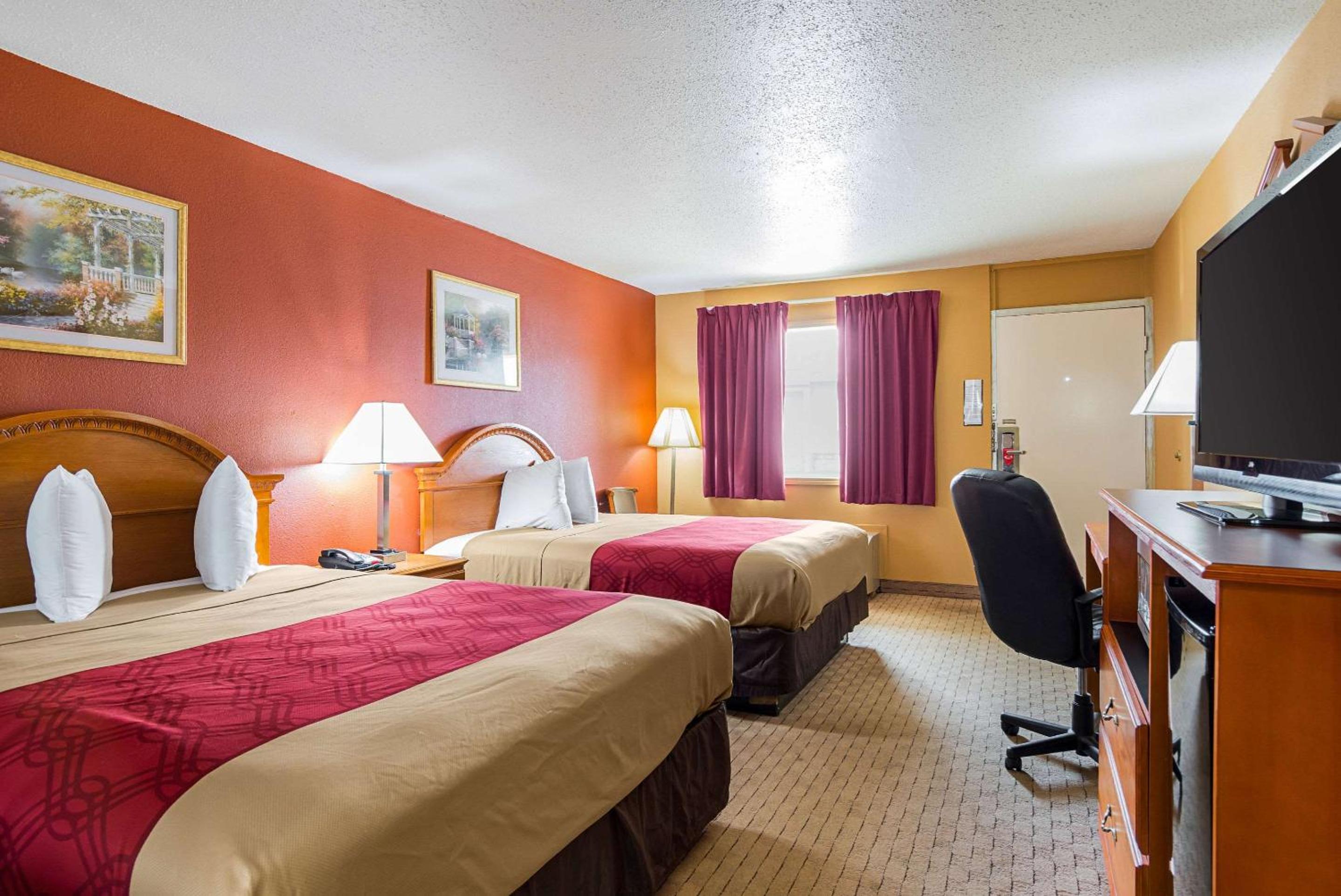 Queen Room with Two Queen Beds - Smoking - Photo 3