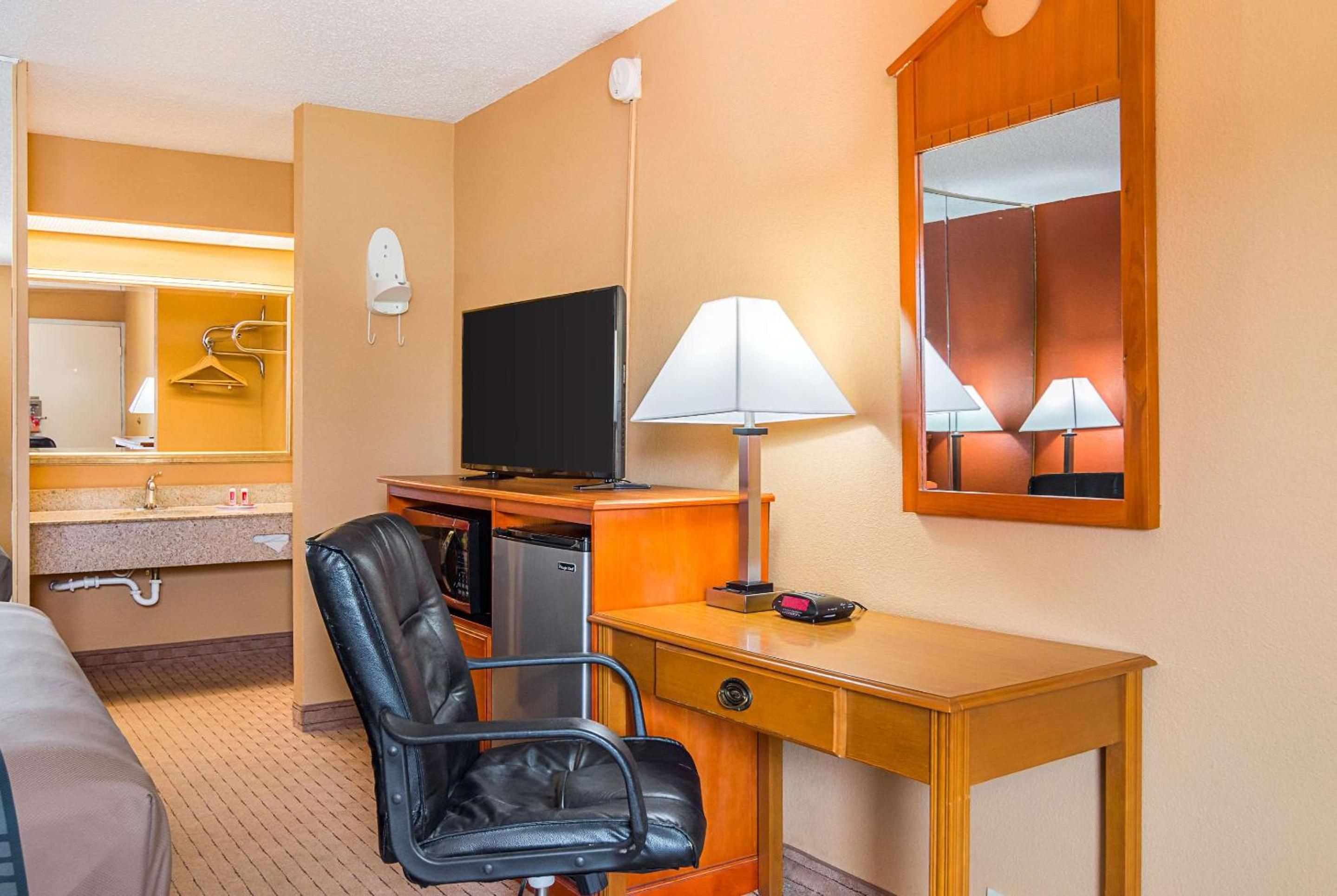 King Room - Non-Smoking - Photo 3