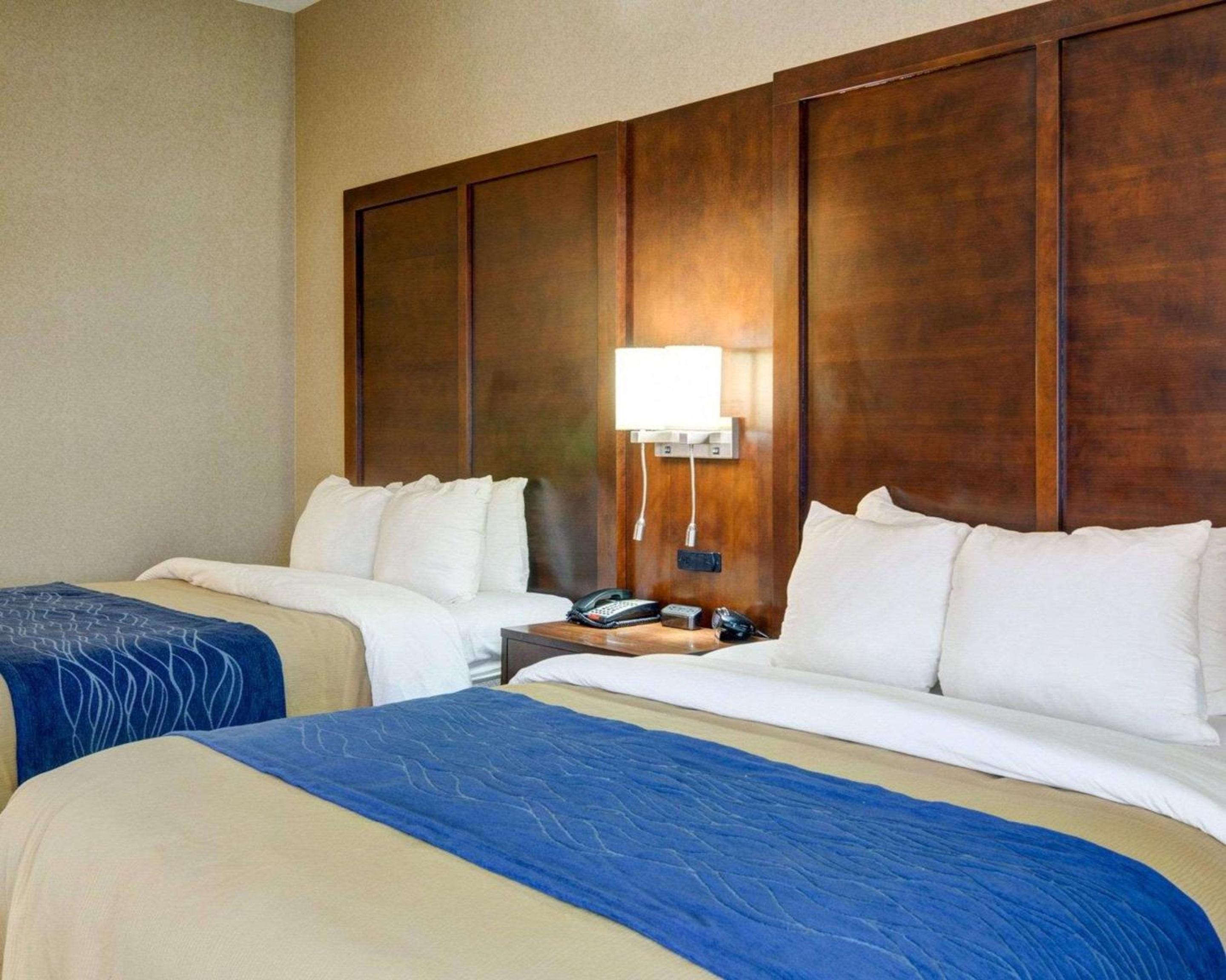 Queen Room with Two Queen Beds - Non-Smoking - Photo 6
