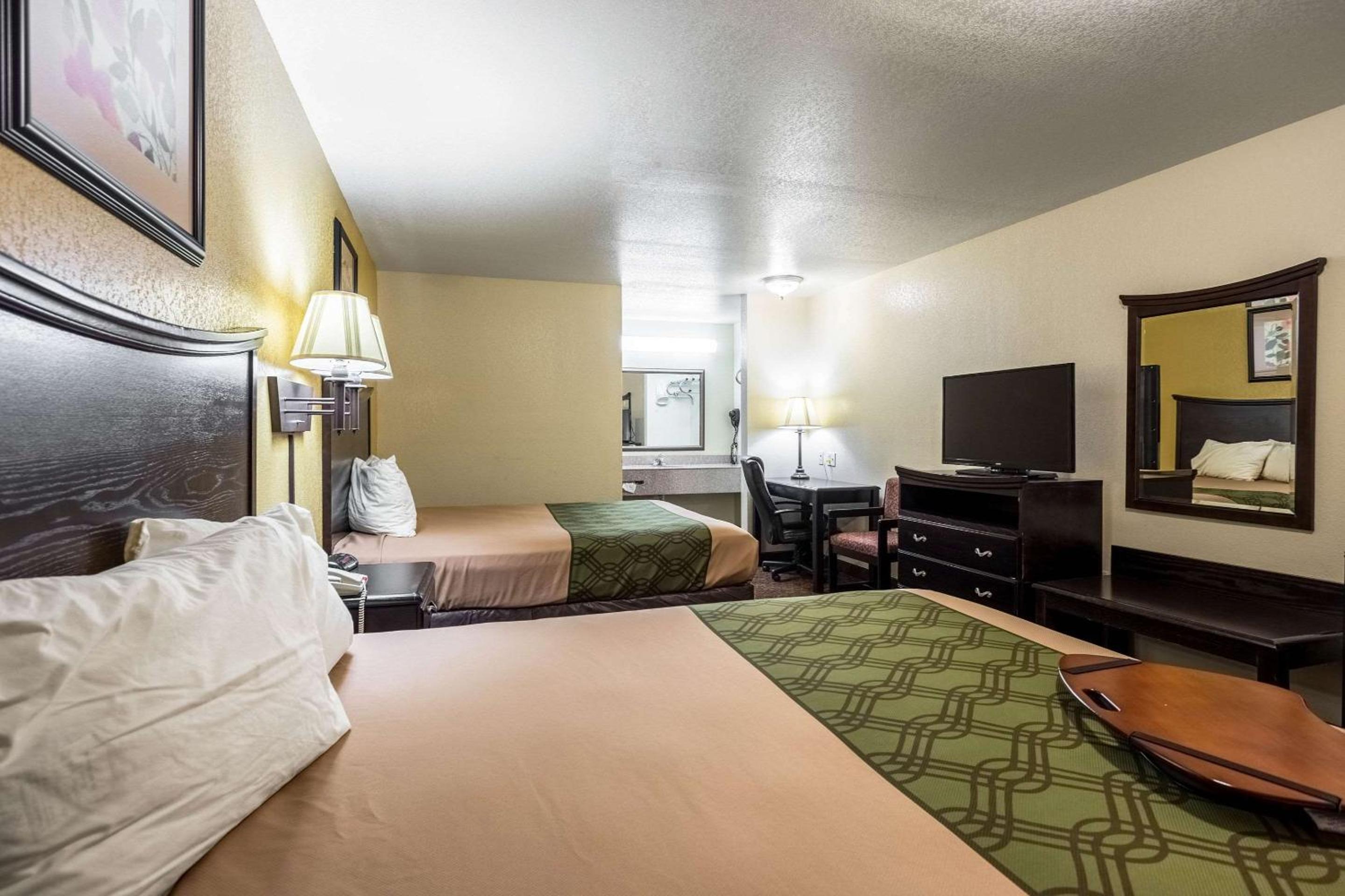 Queen Room with Two Queen Beds - Non-Smoking - Photo 5
