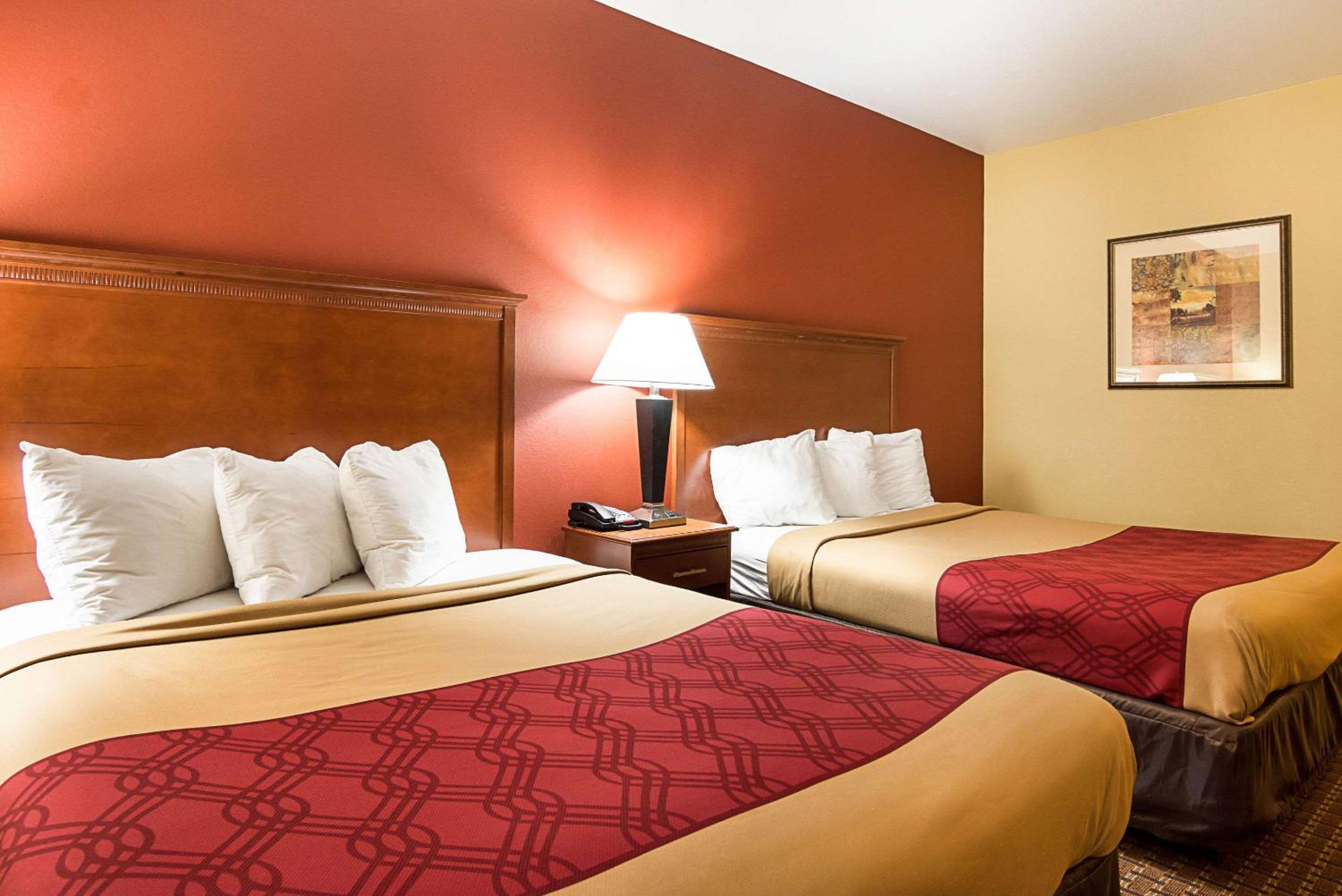 Queen Room With Two Queen Beds - Non-Smoking photo 2