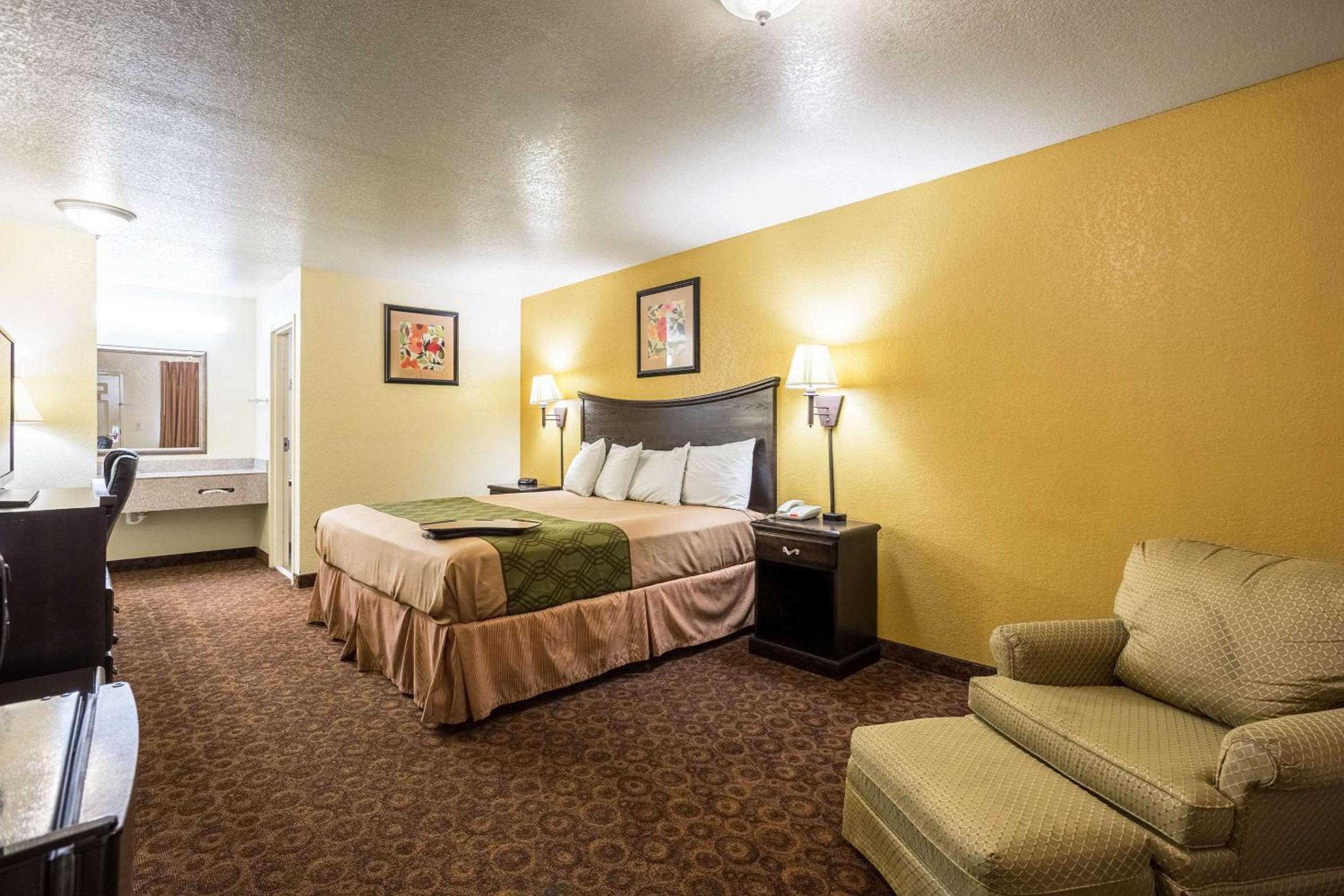 King Room - Non-Smoking - Photo 4
