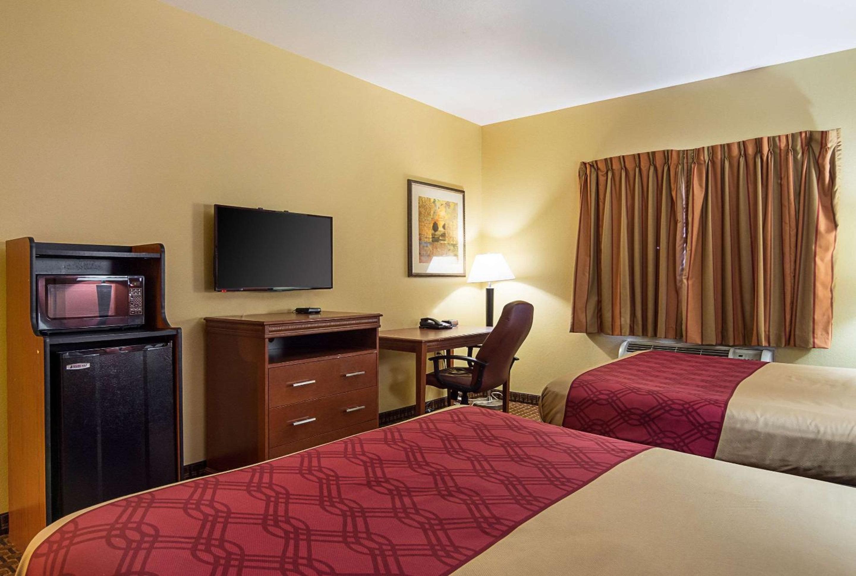 Queen Room With Two Queen Beds - Non-Smoking photo 3