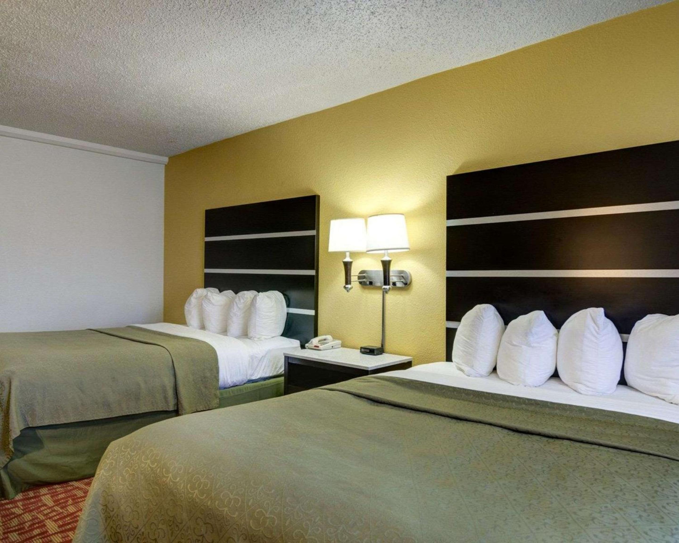 Queen Room with Two Queen Beds - Smoking - Photo 5