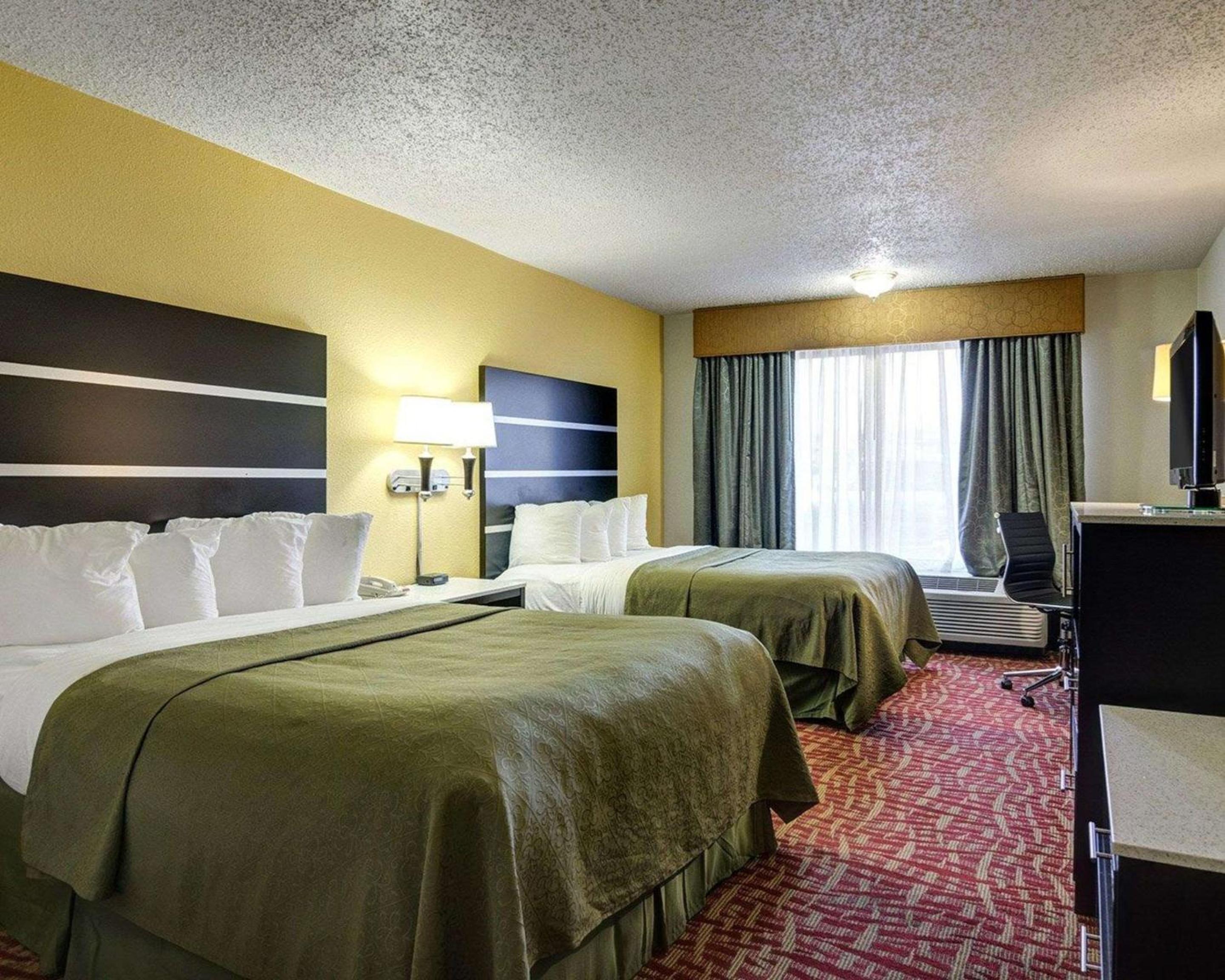 Queen Room with Two Queen Beds - Smoking - Photo 4