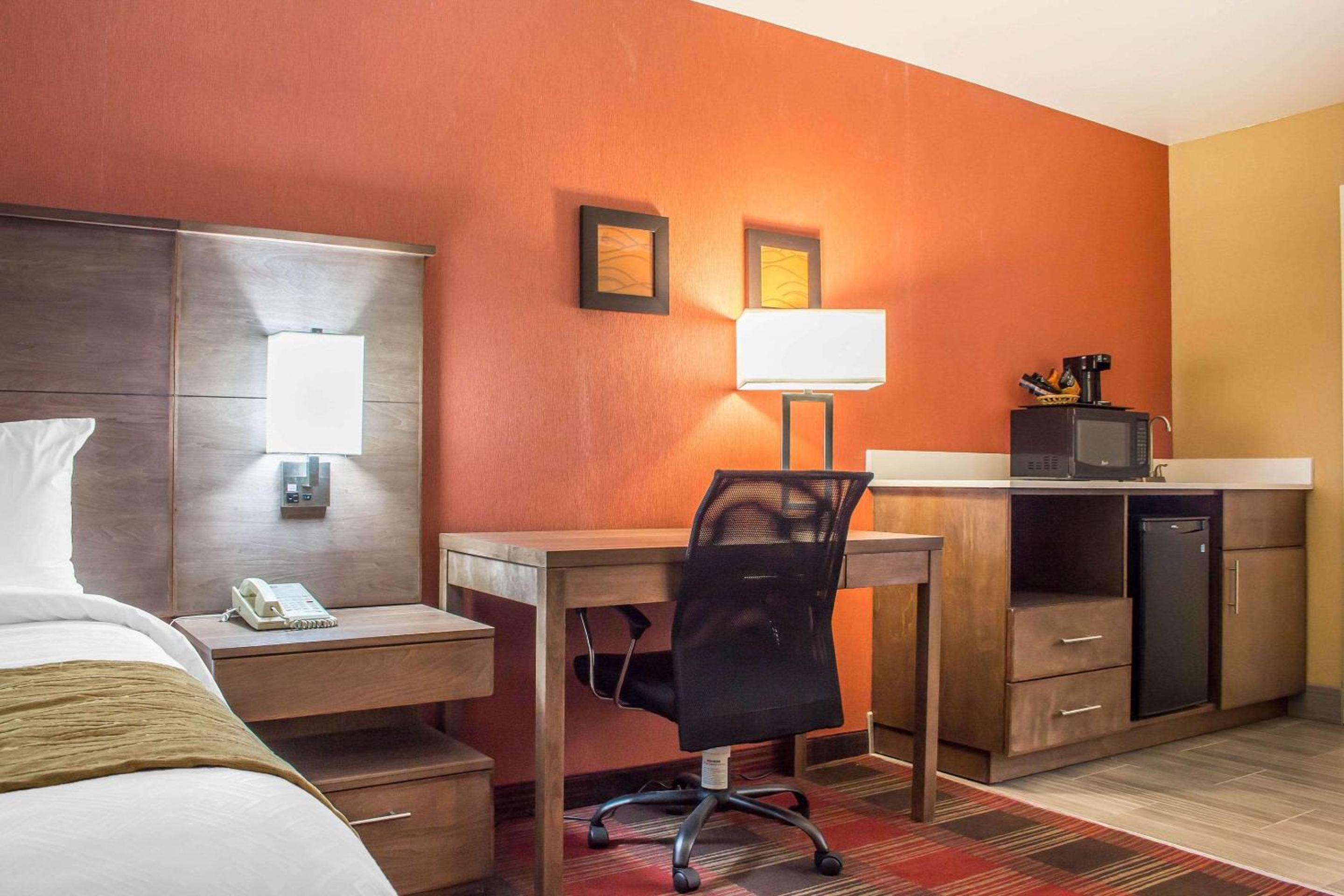 King Suite with Balcony and Wet Bar - Non-Smoking - Photo 3