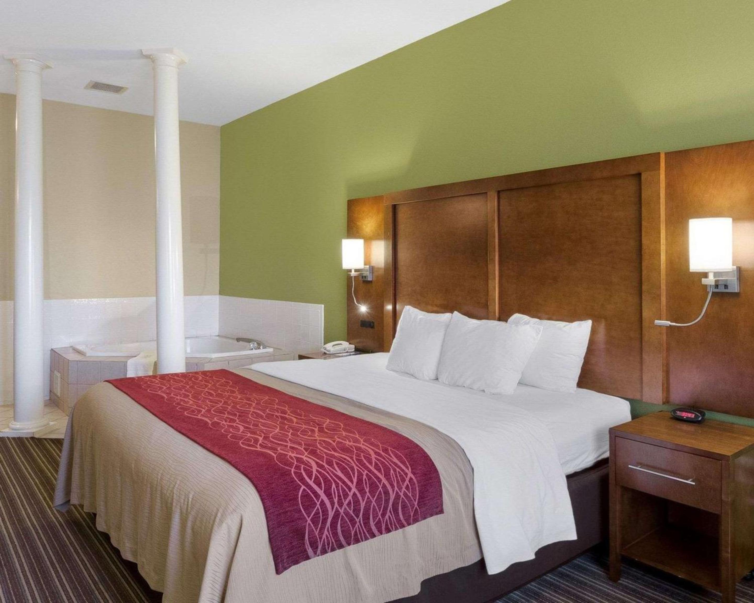 King Suite with Whirlpool - Non-smoking - Photo 1