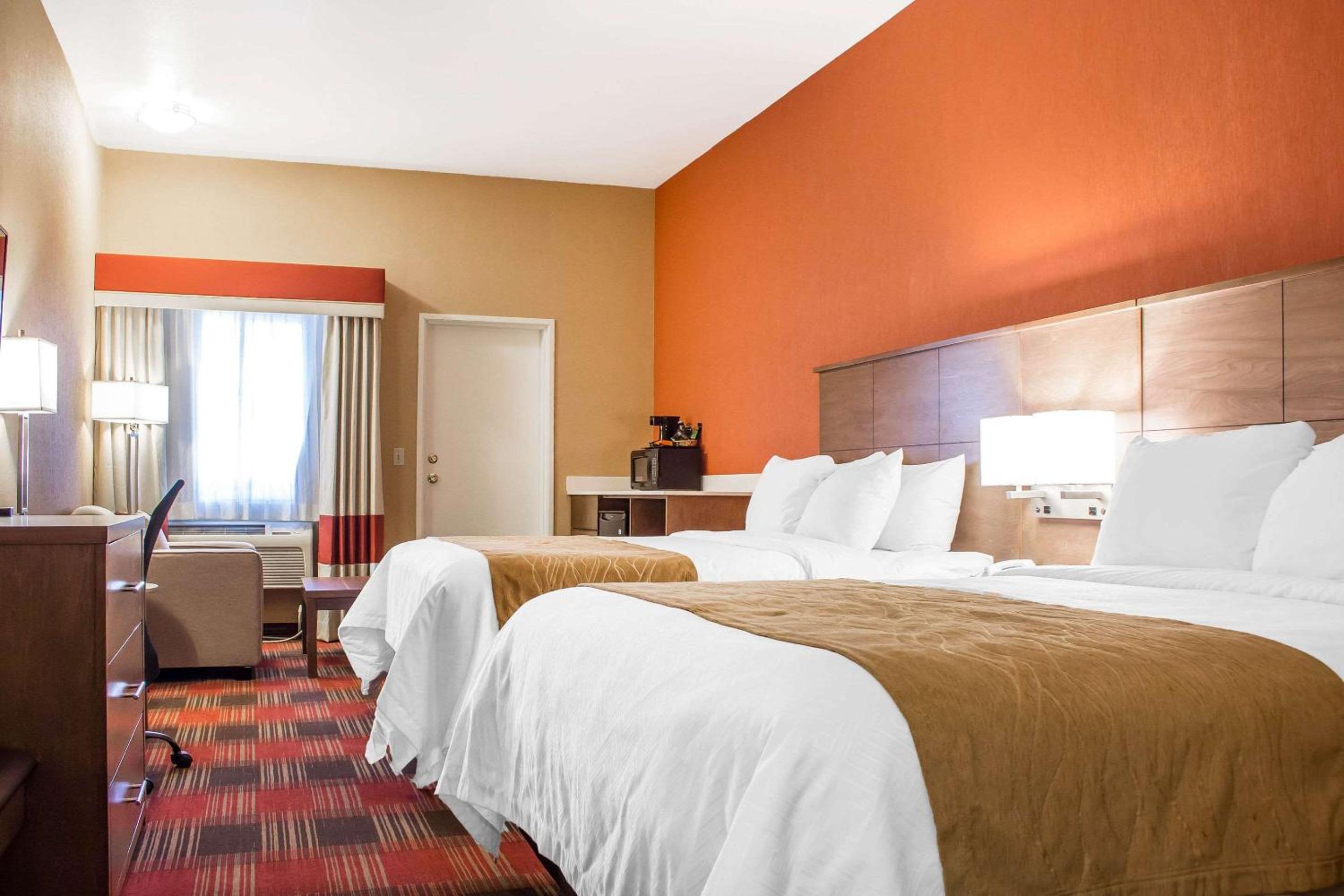 Queen Suite with Balcony and Wet Bar - Non-Smoking - Photo 4