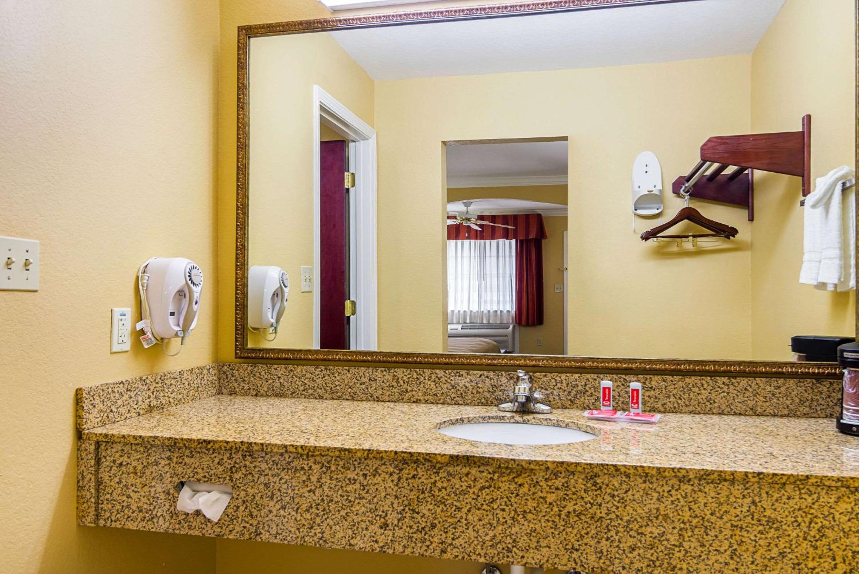 King Suite - Non-Smoking photo 2