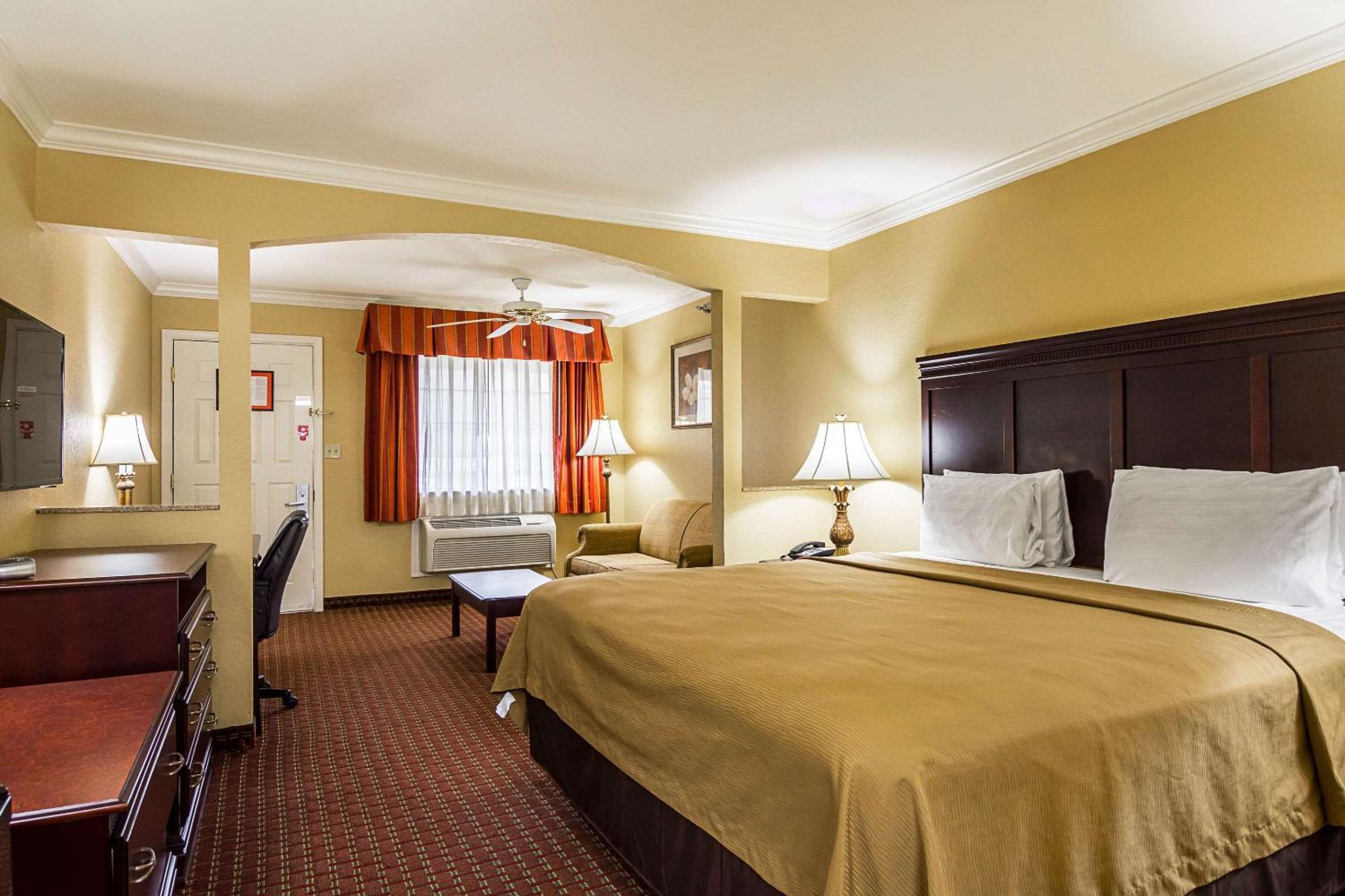 King Suite - Non-Smoking photo 1