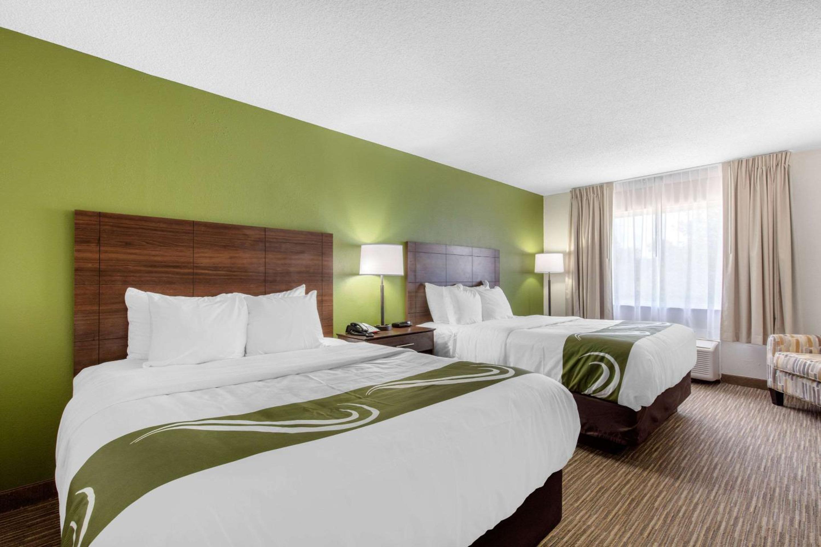 Queen Room with Two Queen Beds - Non-Smoking - Photo 2