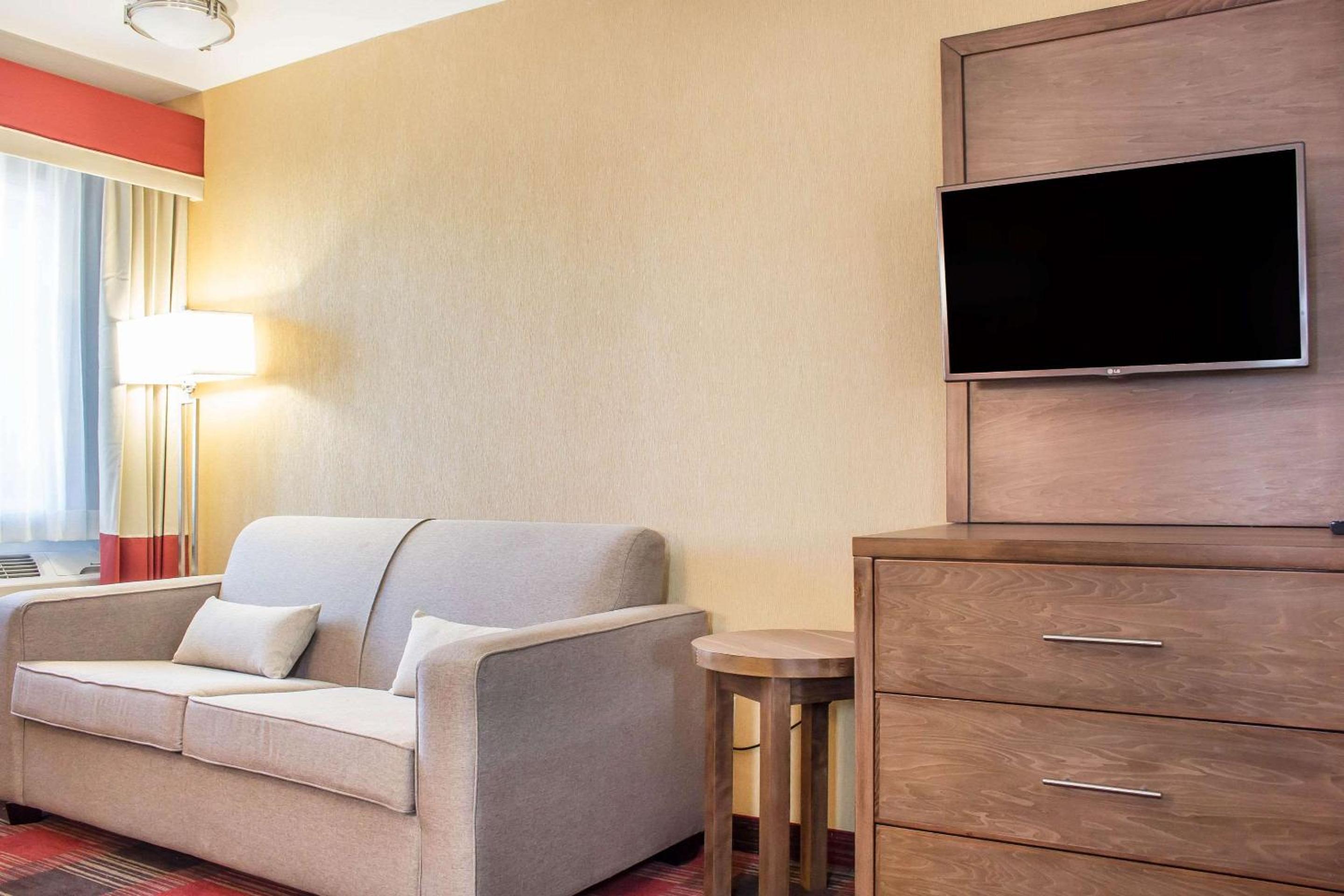 King Suite with Balcony and Wet Bar - Non-Smoking - Photo 5