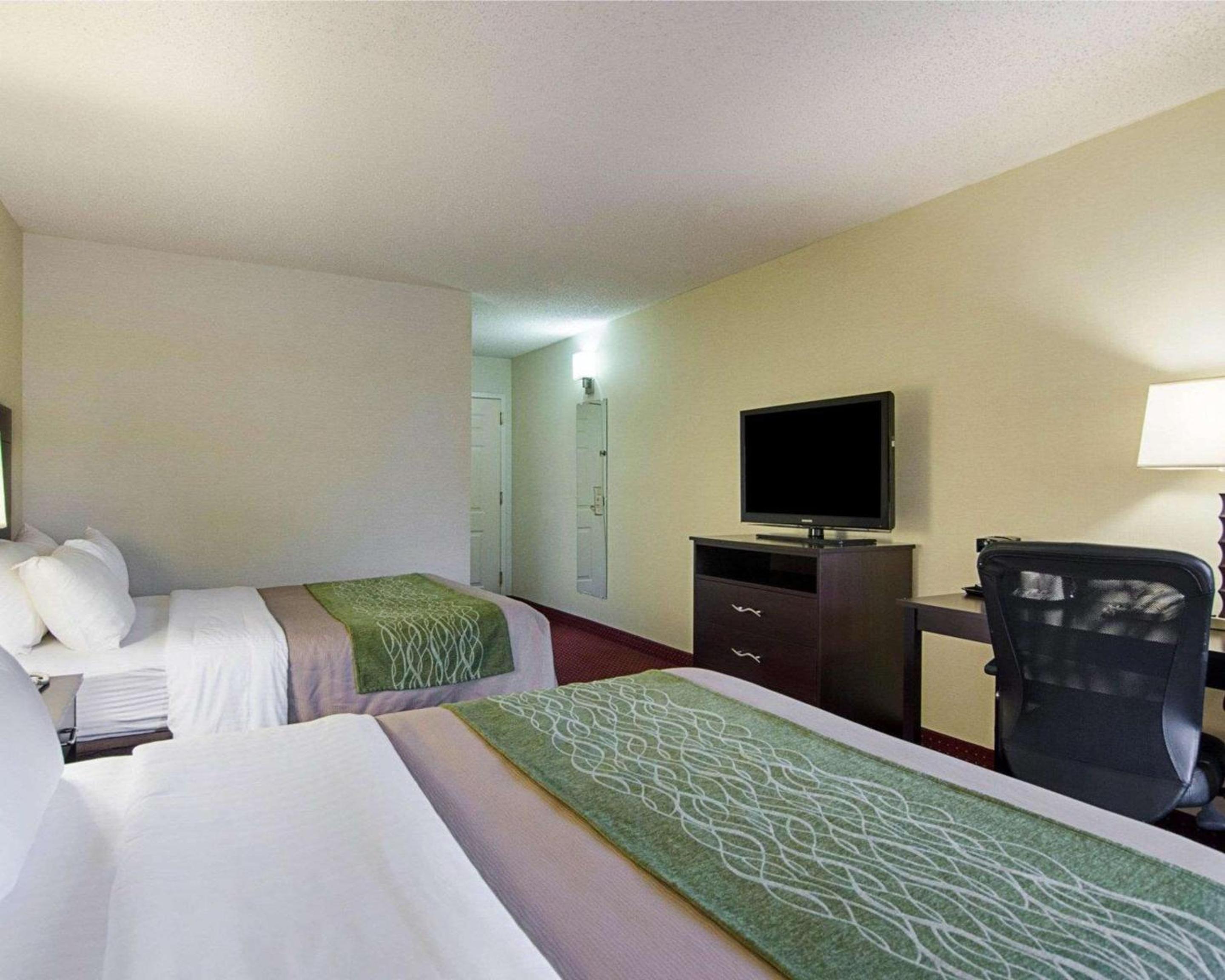 Queen Room with Two Queen Beds - Non-Smoking - Photo 3