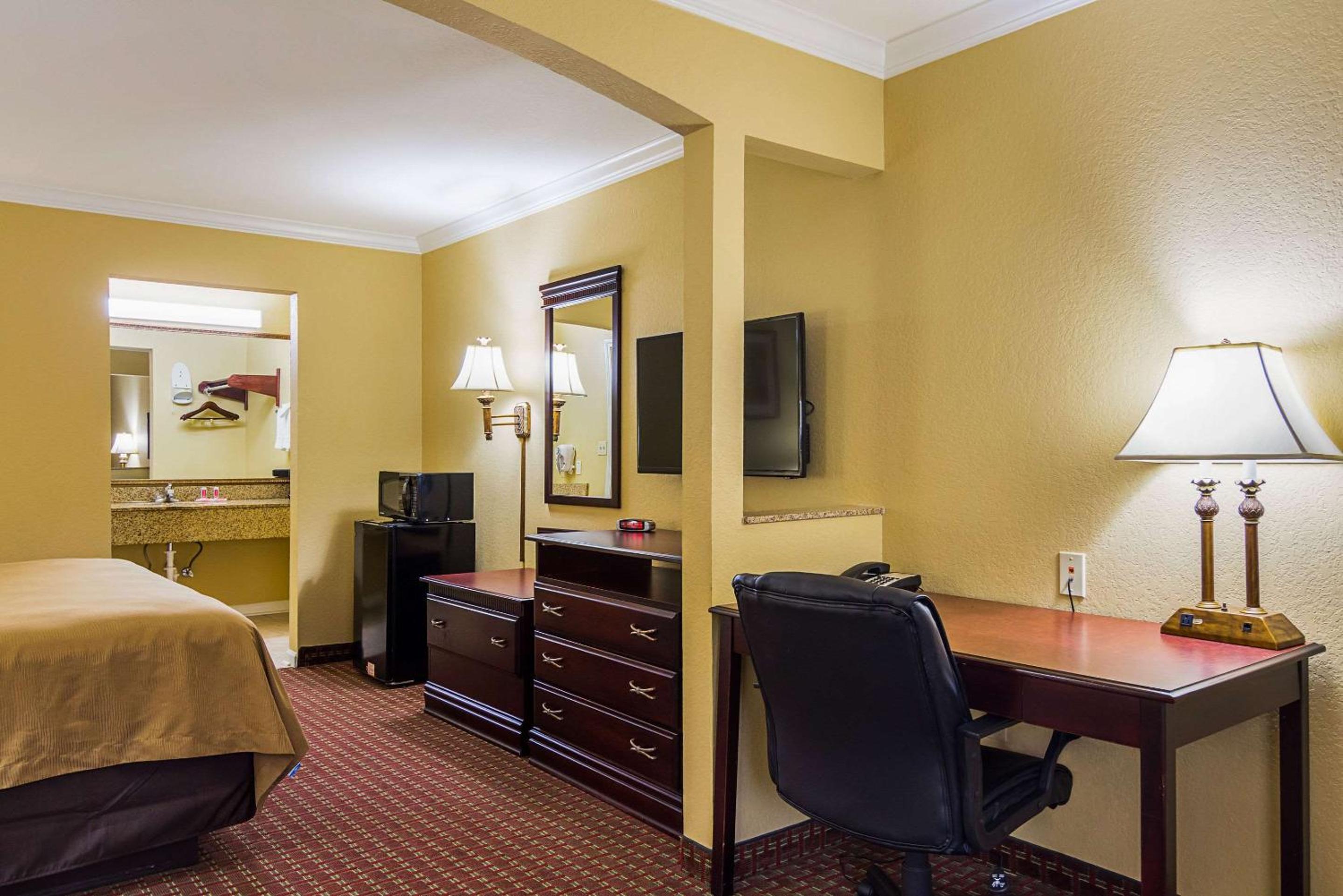 King Suite - Non-Smoking photo 3