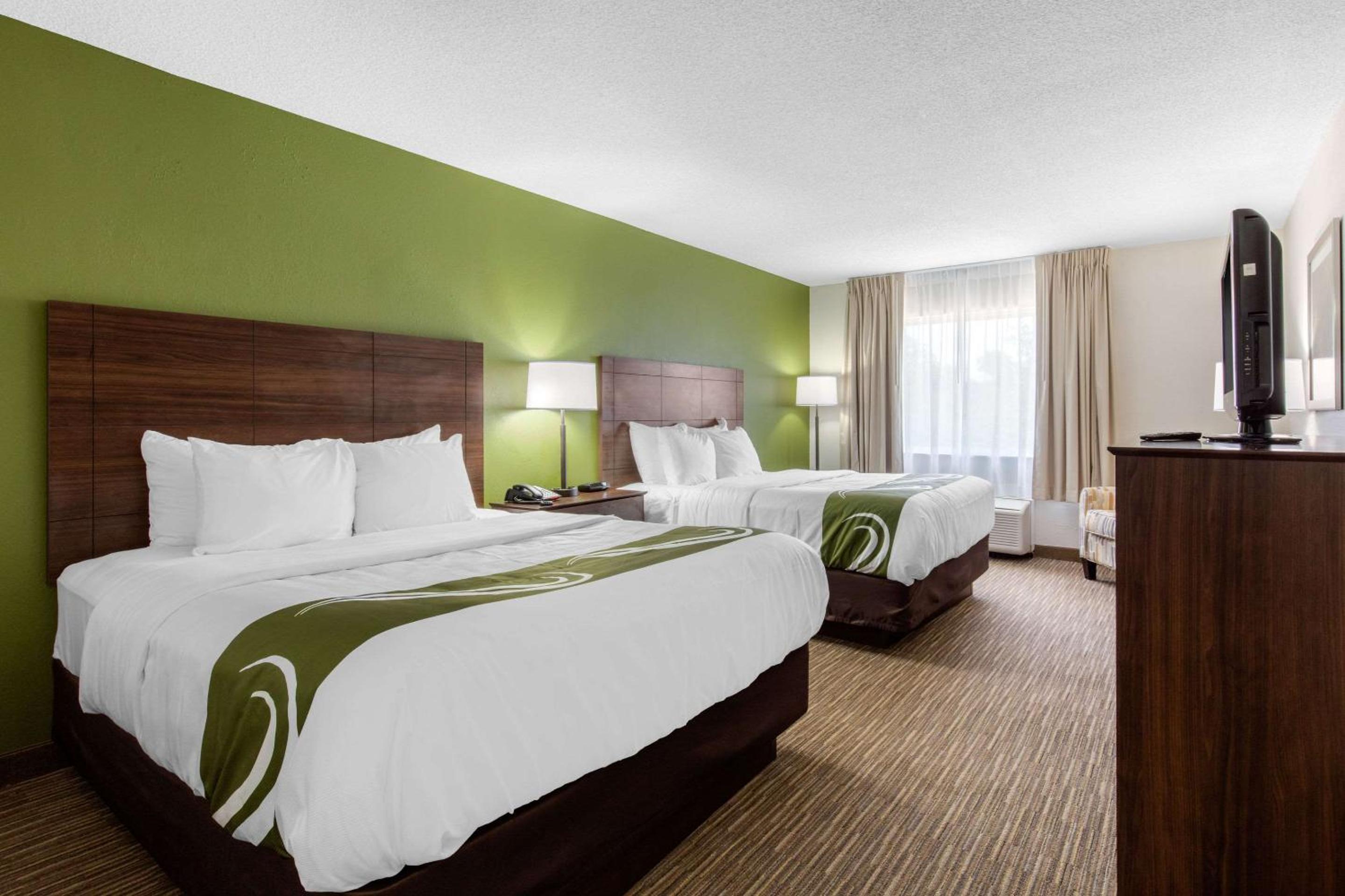 Queen Room with Two Queen Beds - Non-Smoking - Photo 6