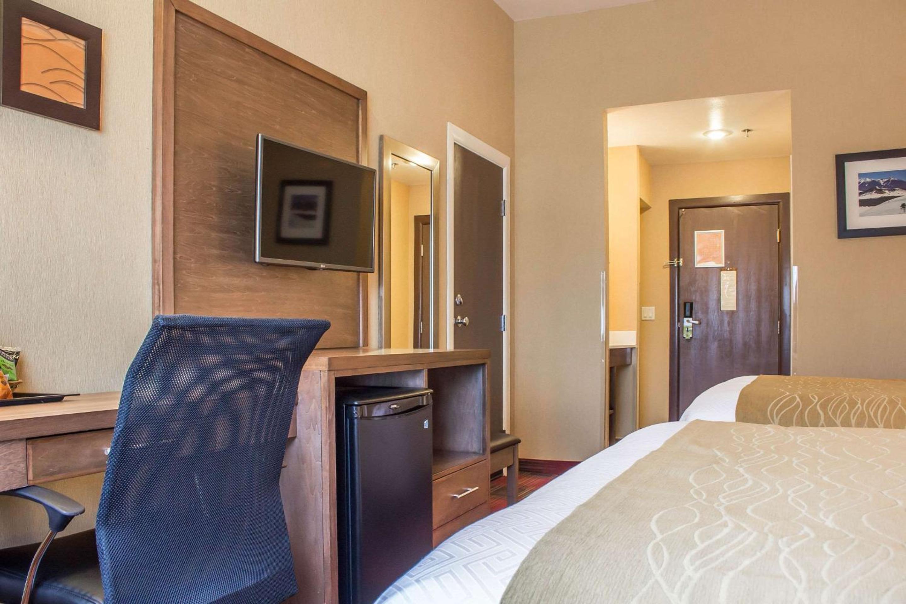 Queen Room with Two Queen Beds and Refrigerator - Non-Smoking - Photo 3