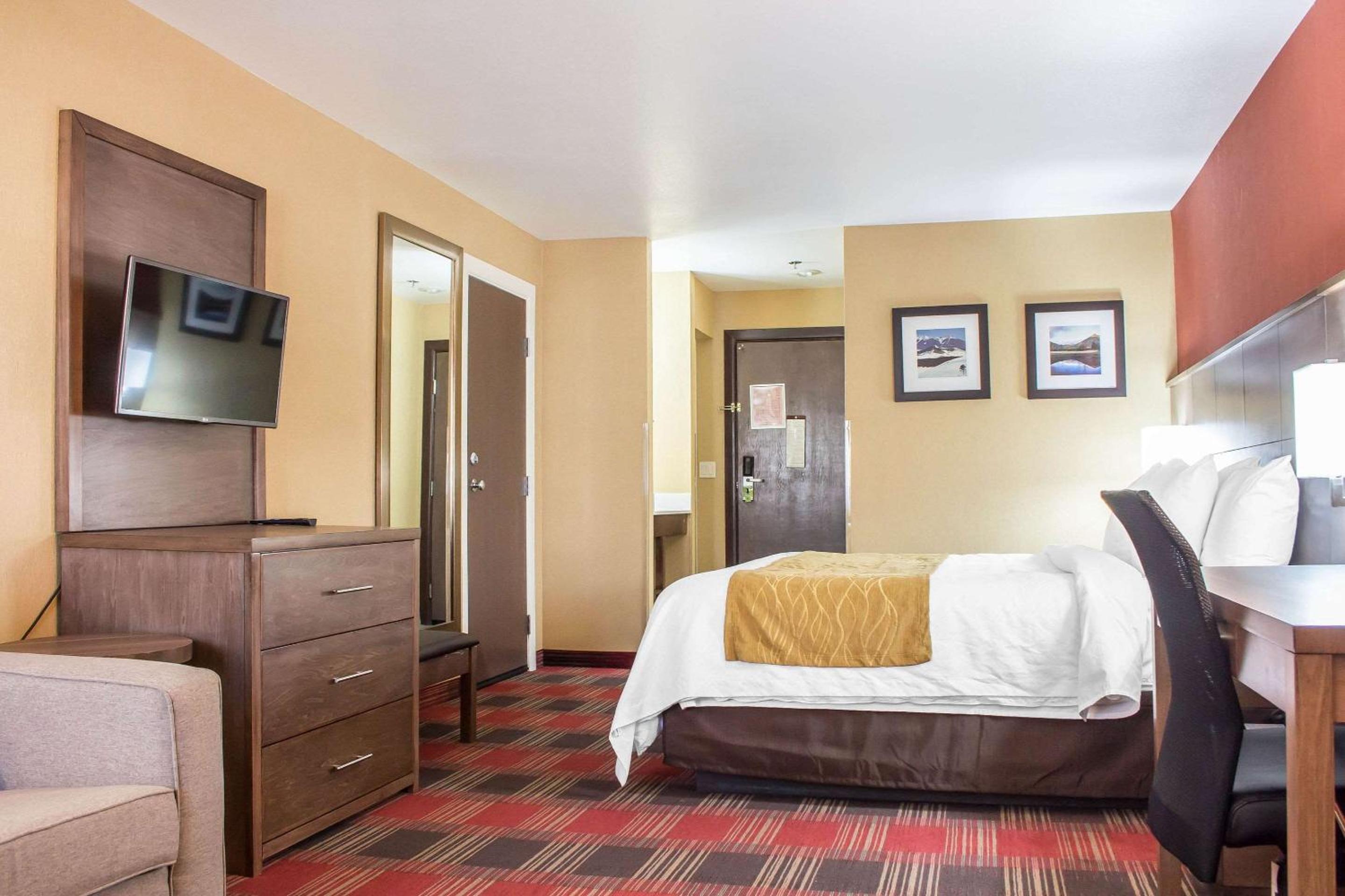King Suite with Balcony and Wet Bar - Non-Smoking - Photo 9