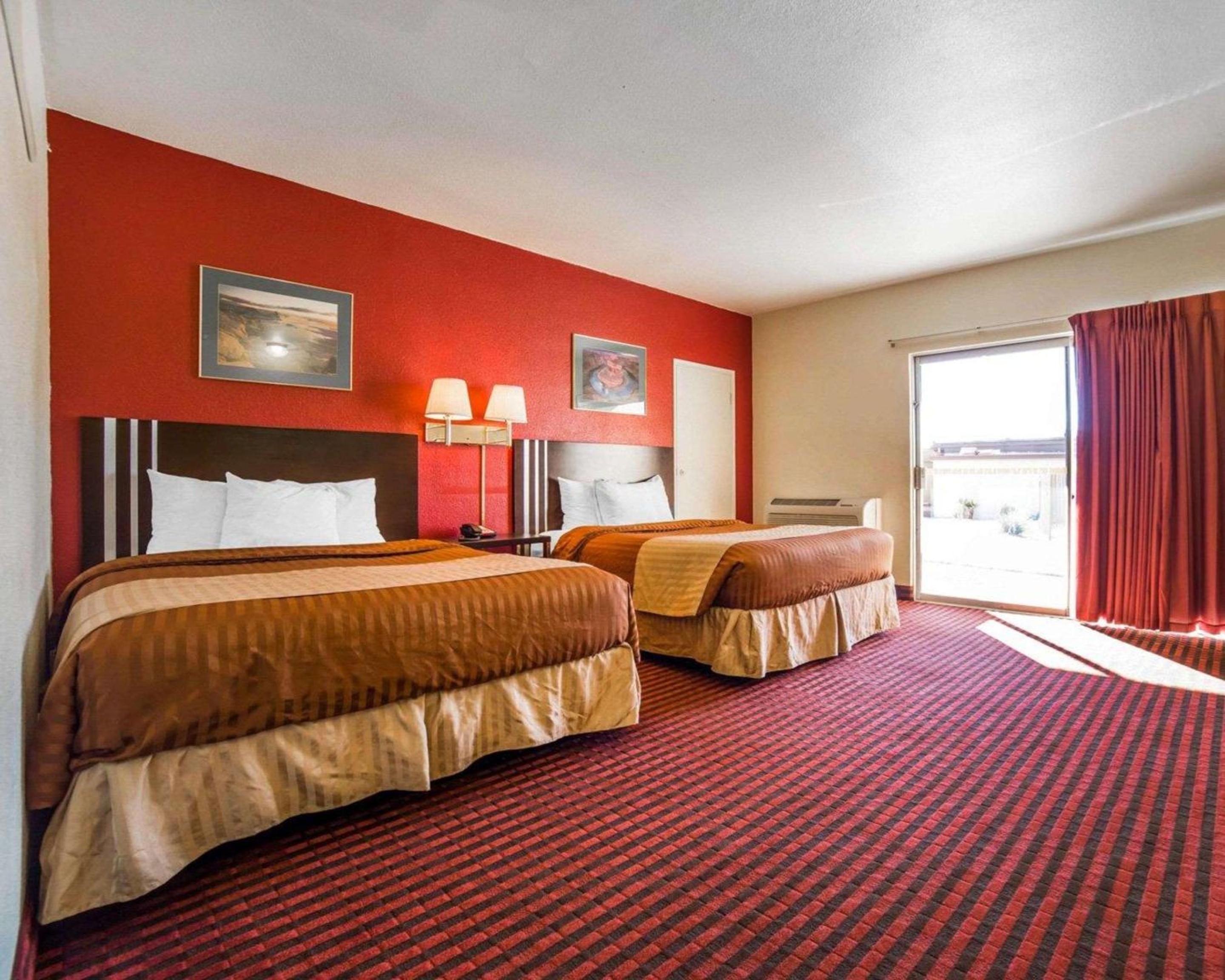 Queen Room with Two Queen Beds - No Pets Allowed - Photo 13