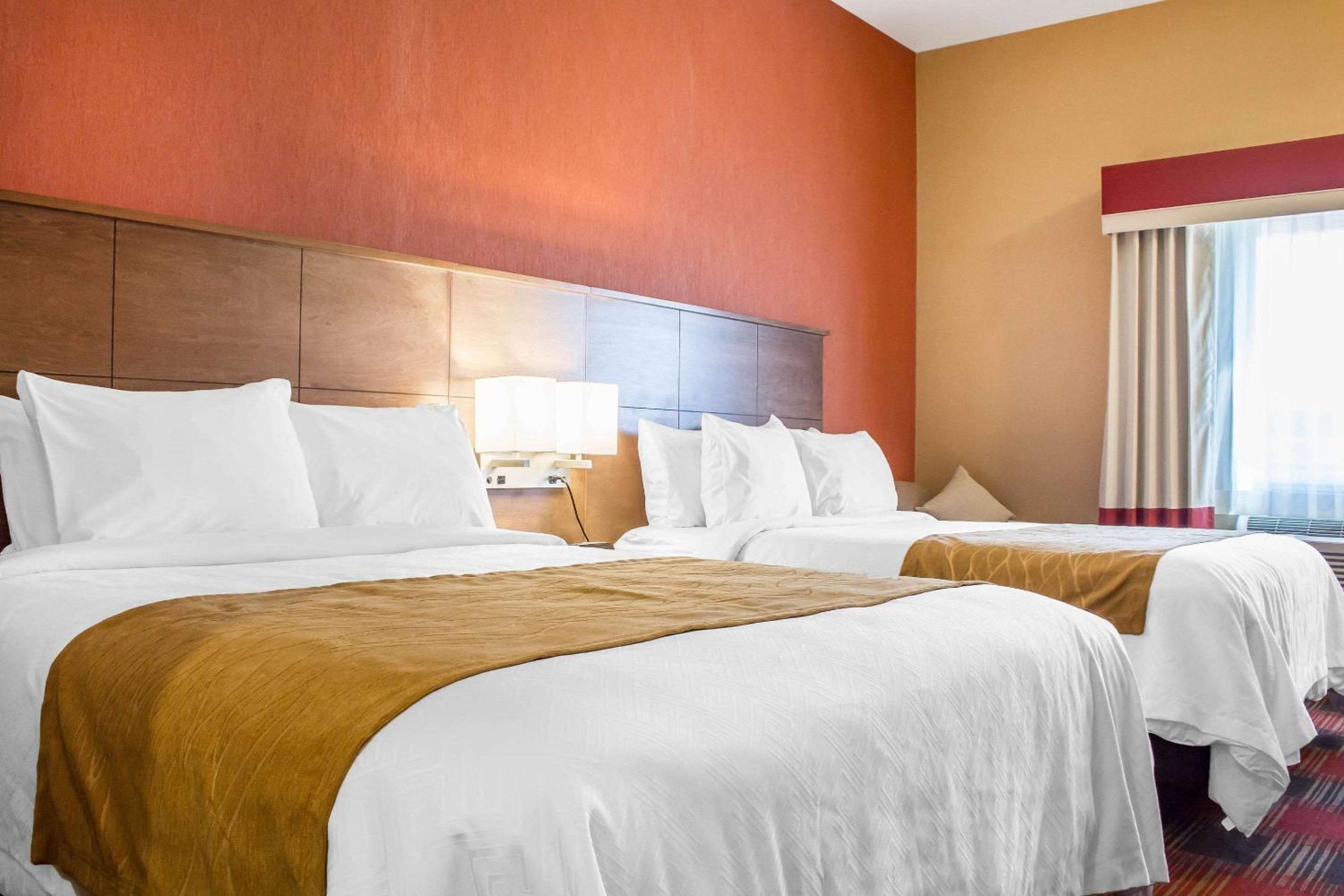 Queen Room with Two Queen Beds and Refrigerator - Non-Smoking - Photo 8