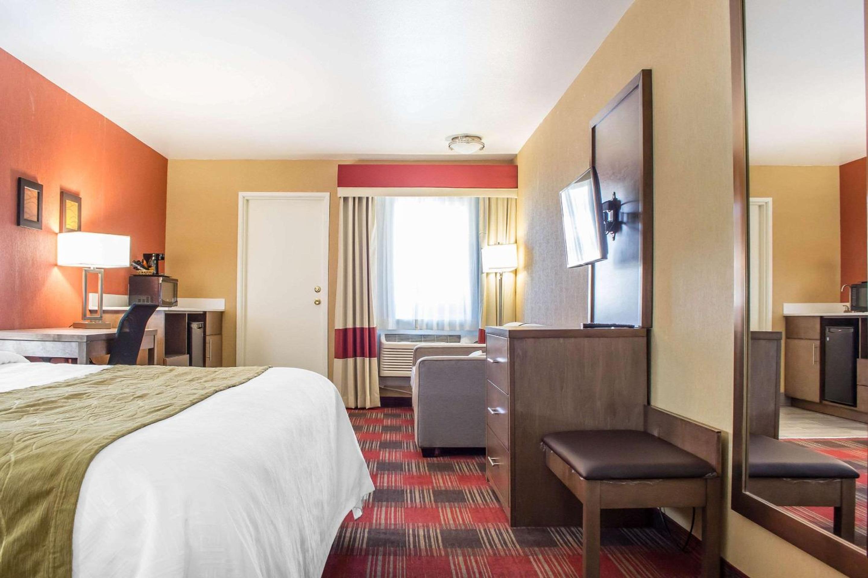 King Suite with Balcony and Wet Bar - Non-Smoking - Photo 6