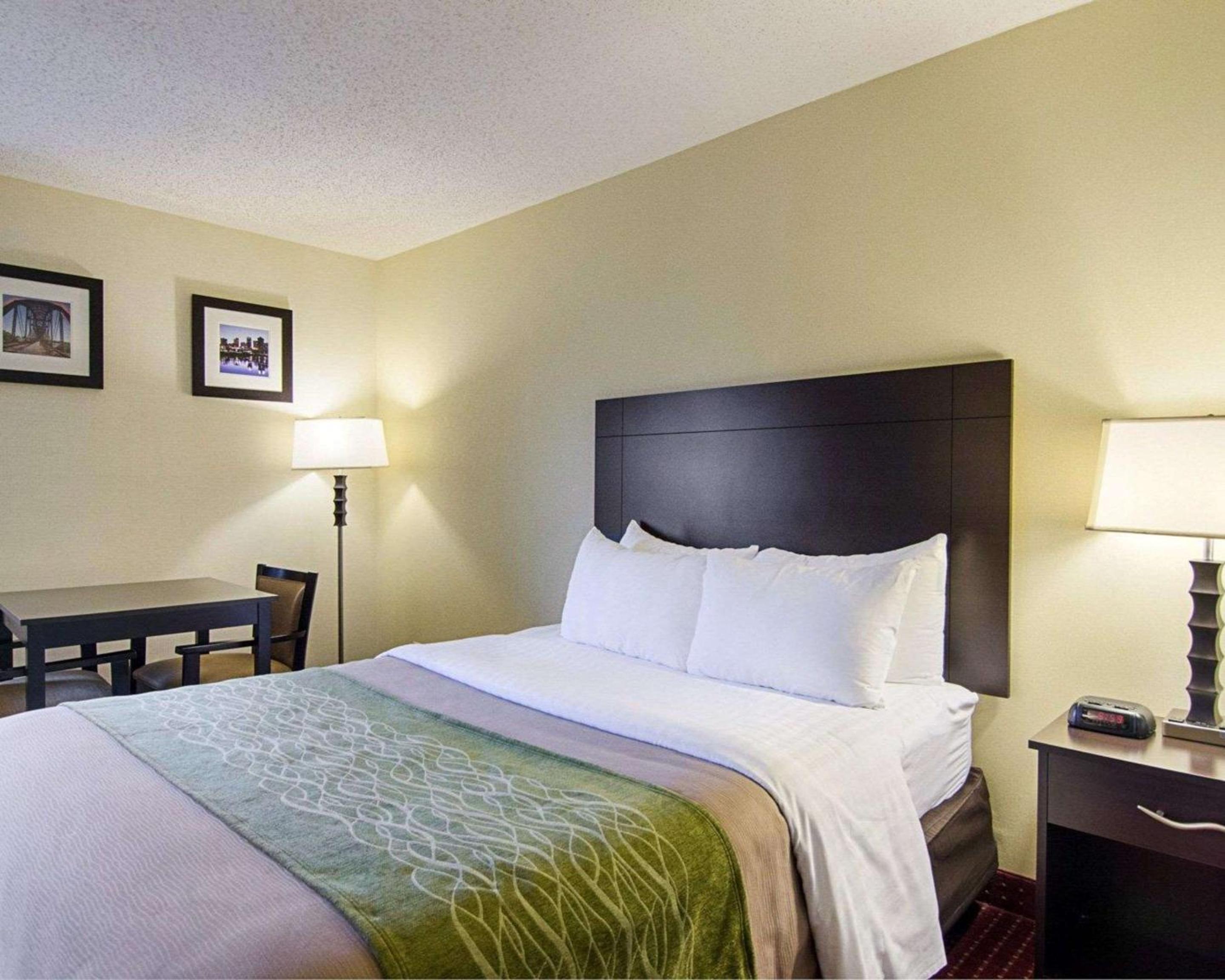 Queen Room with Two Queen Beds - Non-Smoking - Photo 2