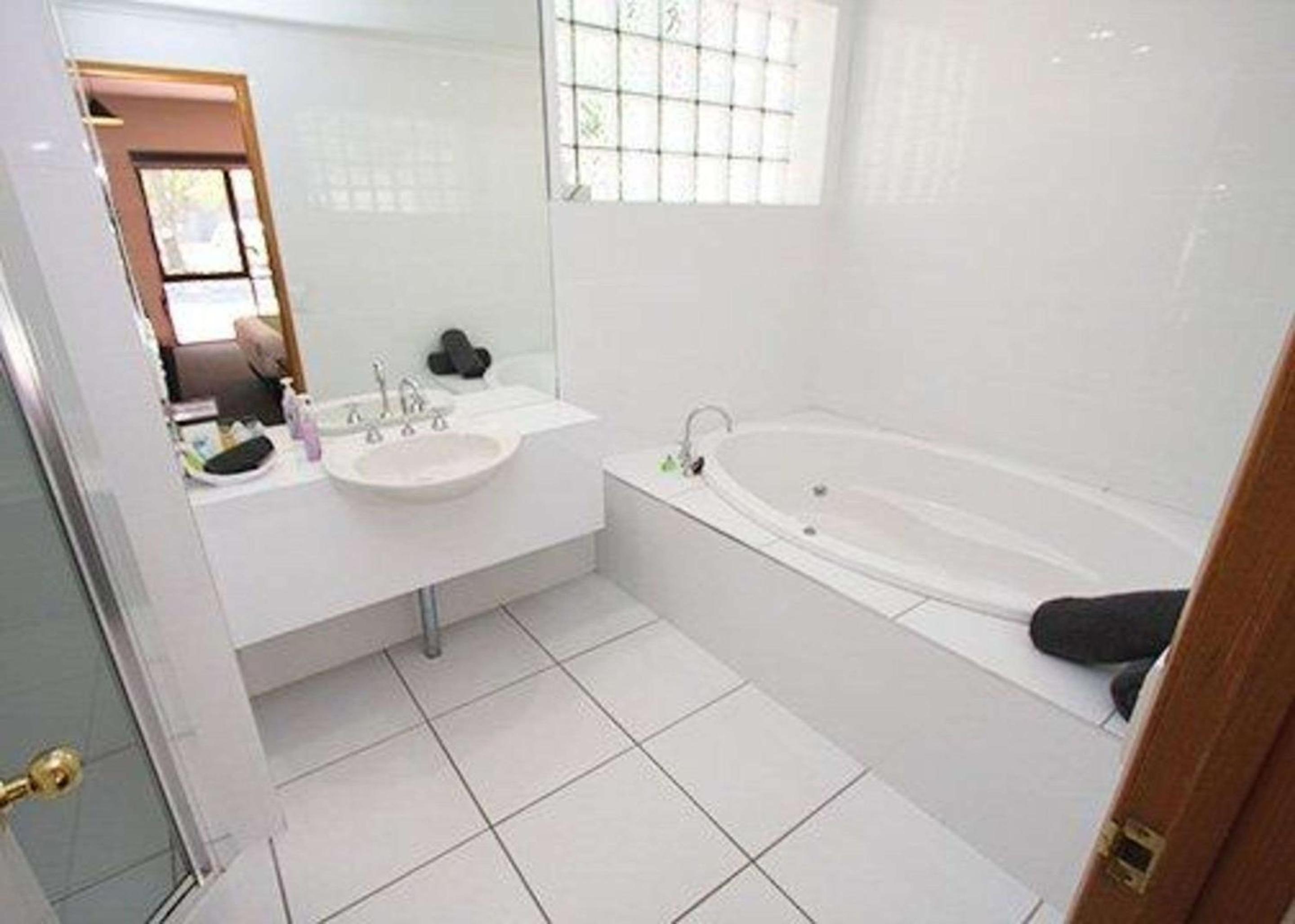 Queen Room with Spa Bath photo 2
