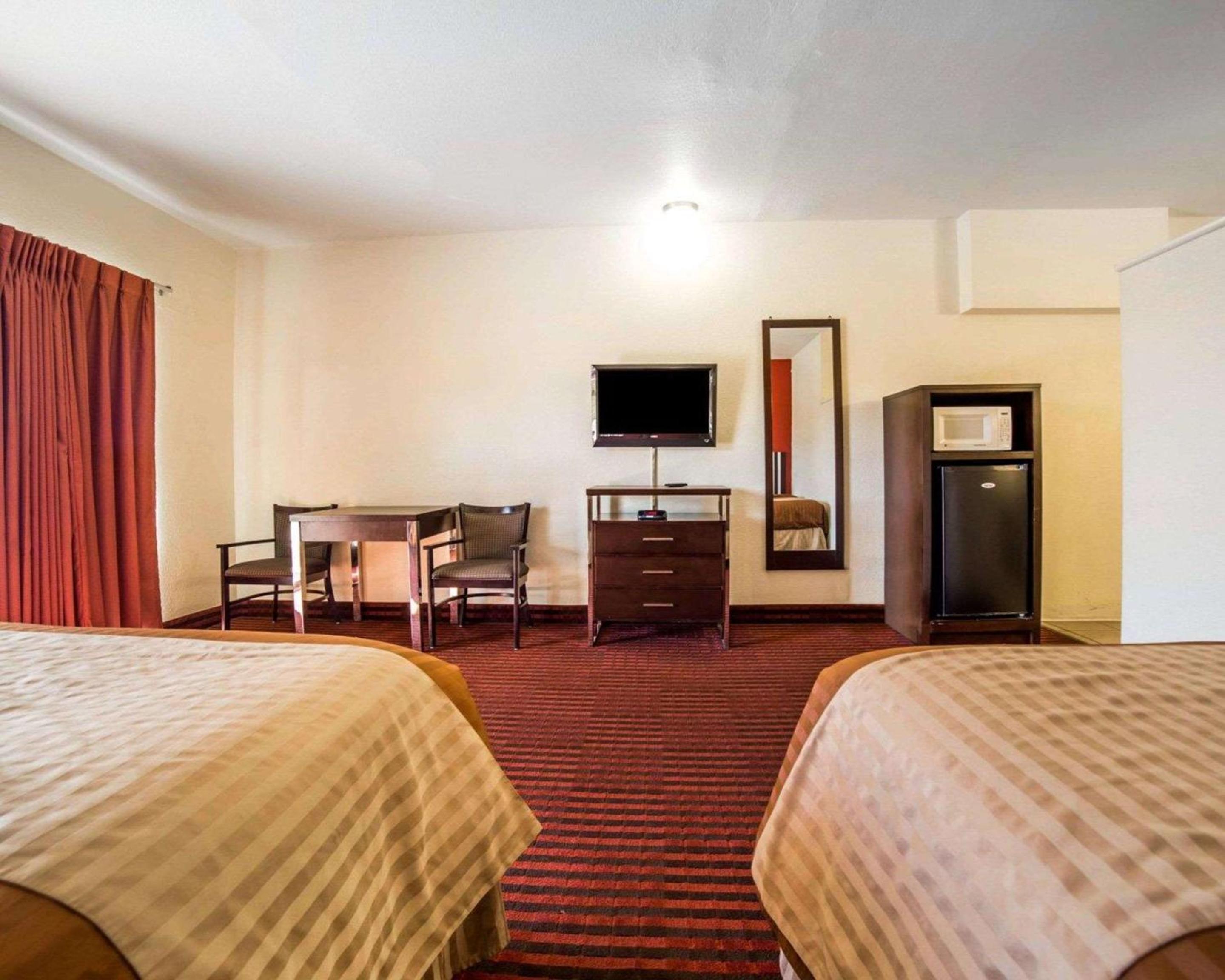Queen Room with Two Queen Beds - No Pets Allowed - Photo 12