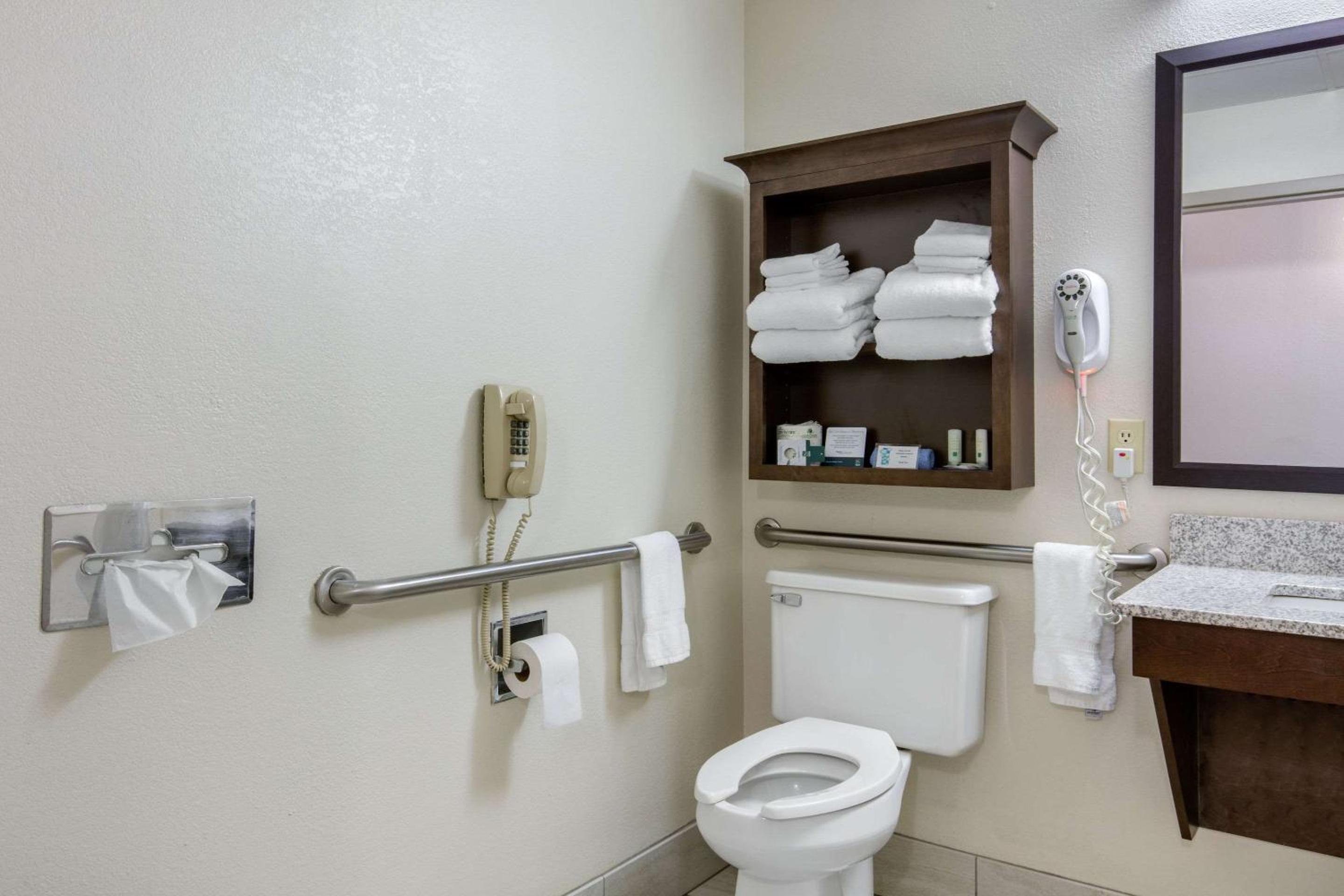 Queen Room with Two Queen Beds - Disability Access - Photo 4