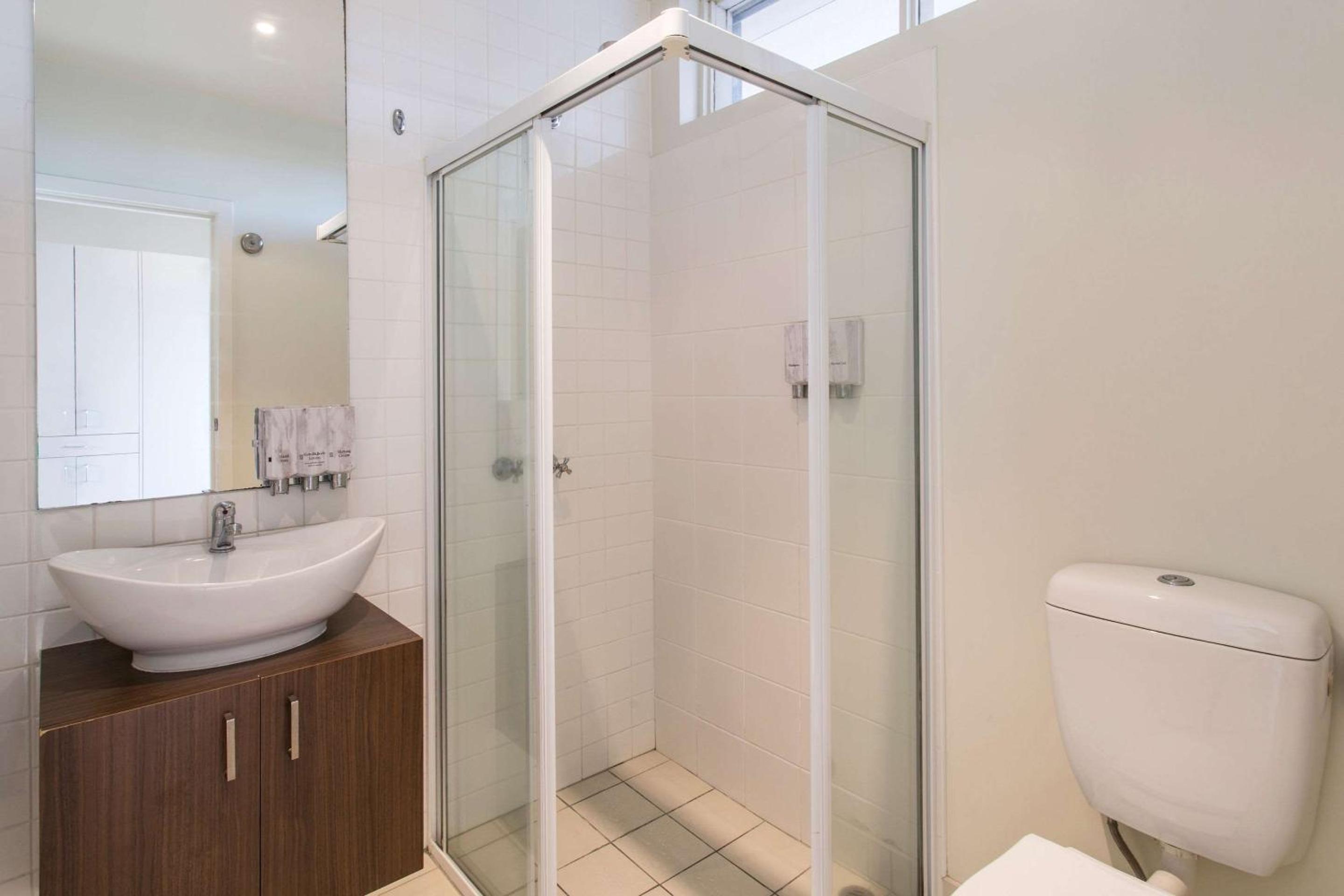 Two Bedroom Suite with Bathtub - Photo 4