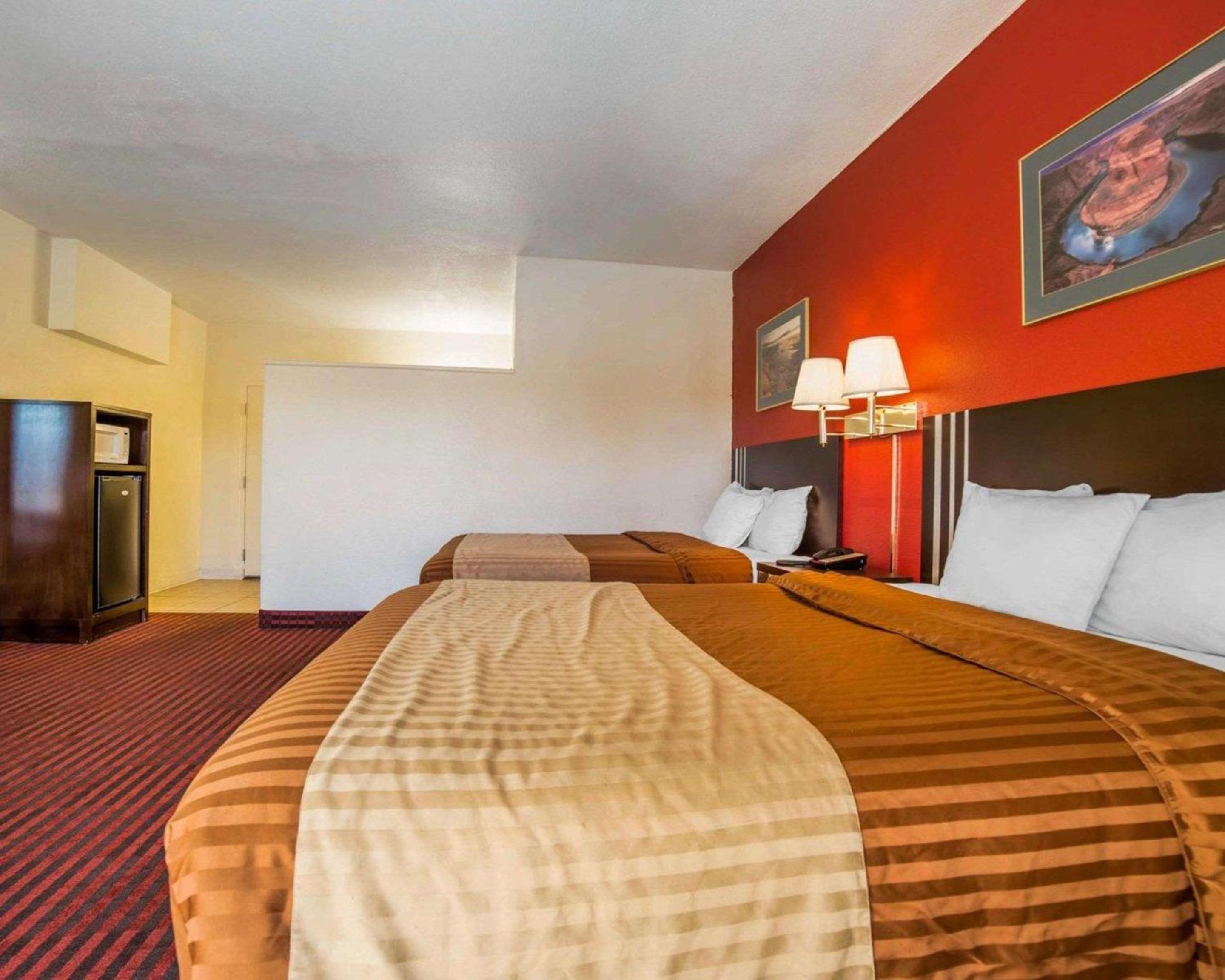 Queen Room with Two Queen Beds - No Pets Allowed - Photo 2