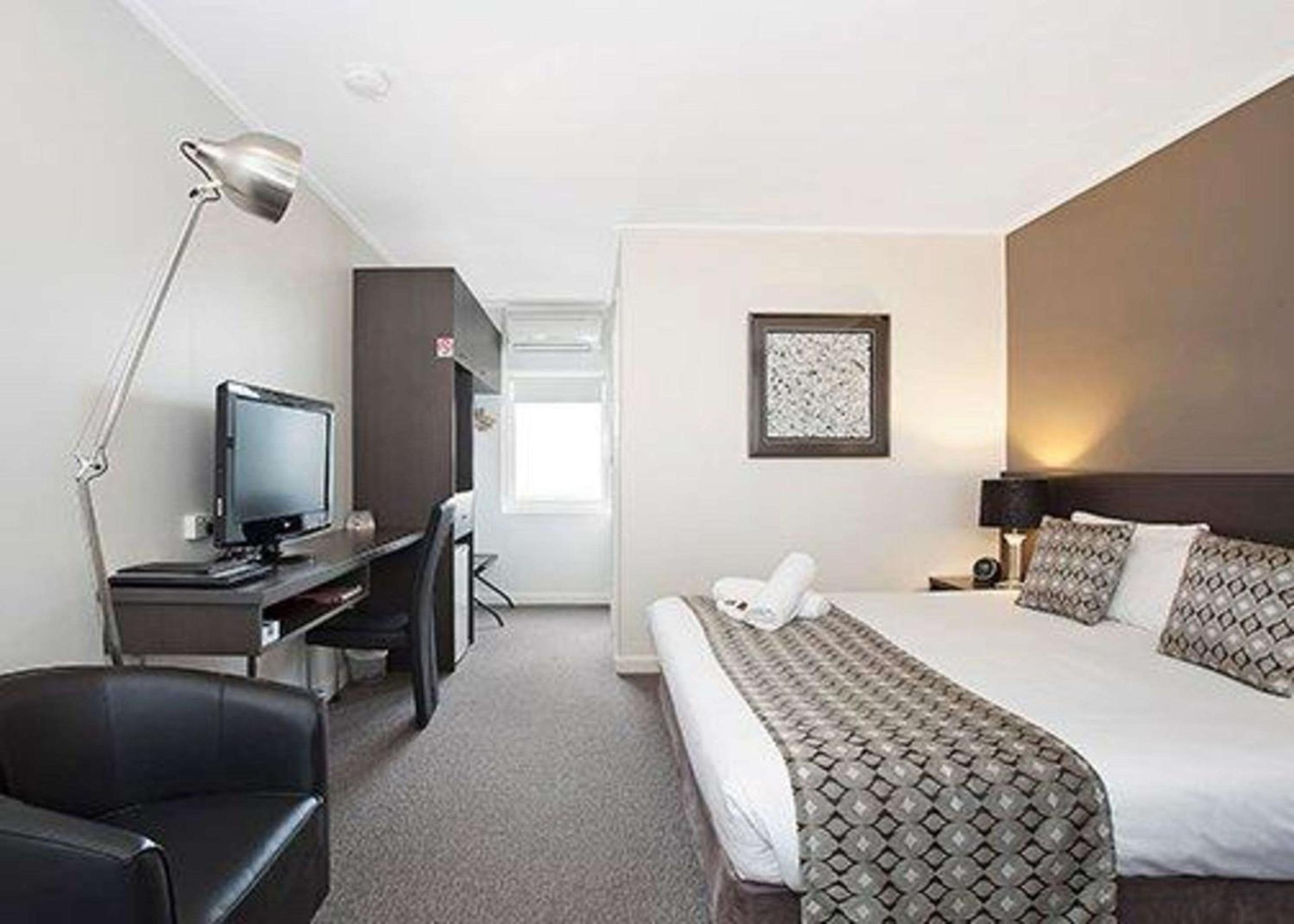 King Room - Non-Smoking - Photo 11