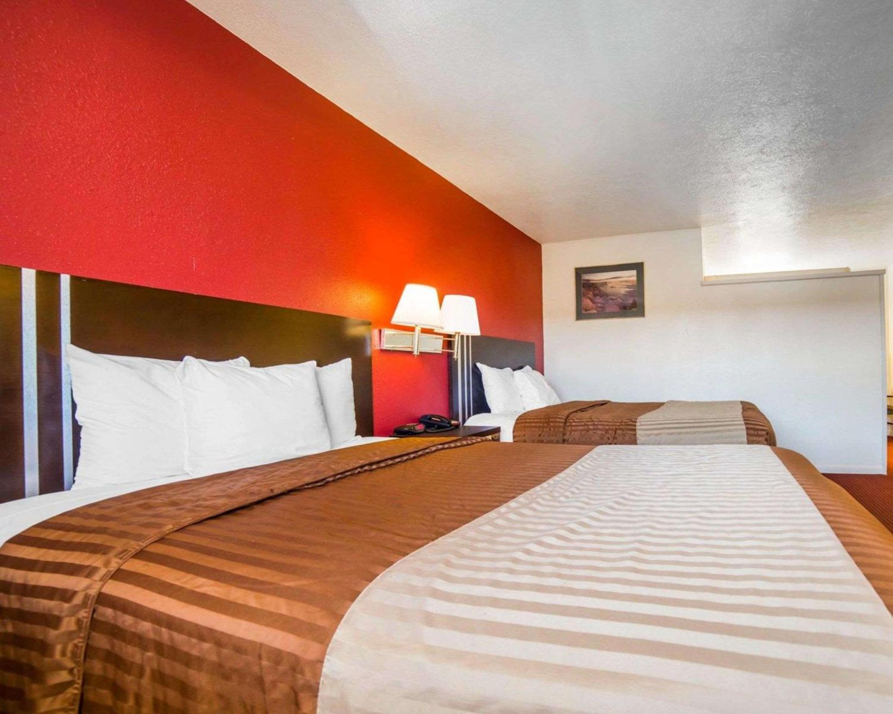 Queen Room with Two Queen Beds - No Pets Allowed - Photo 3