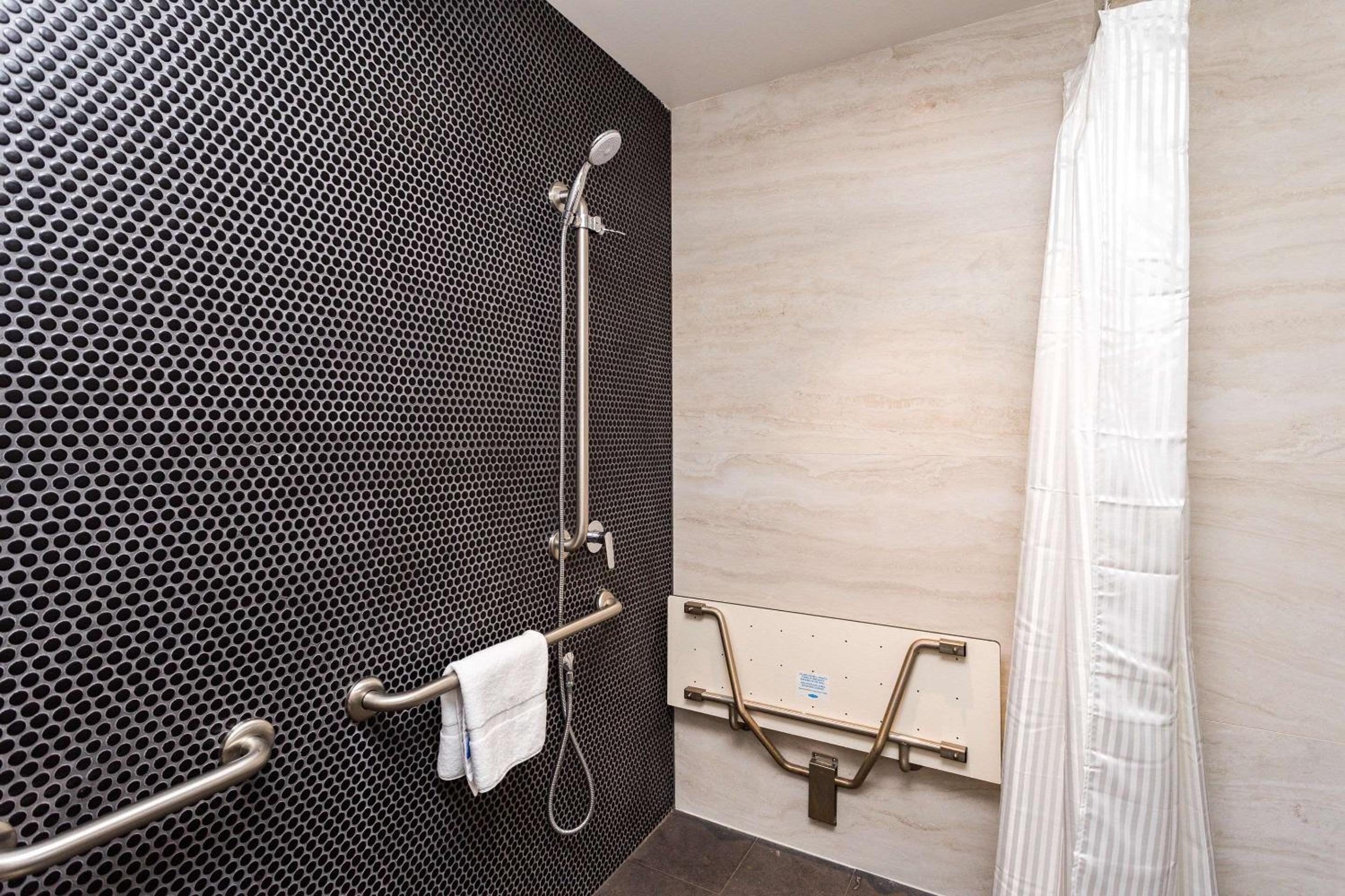 Accessible King Room photo 3