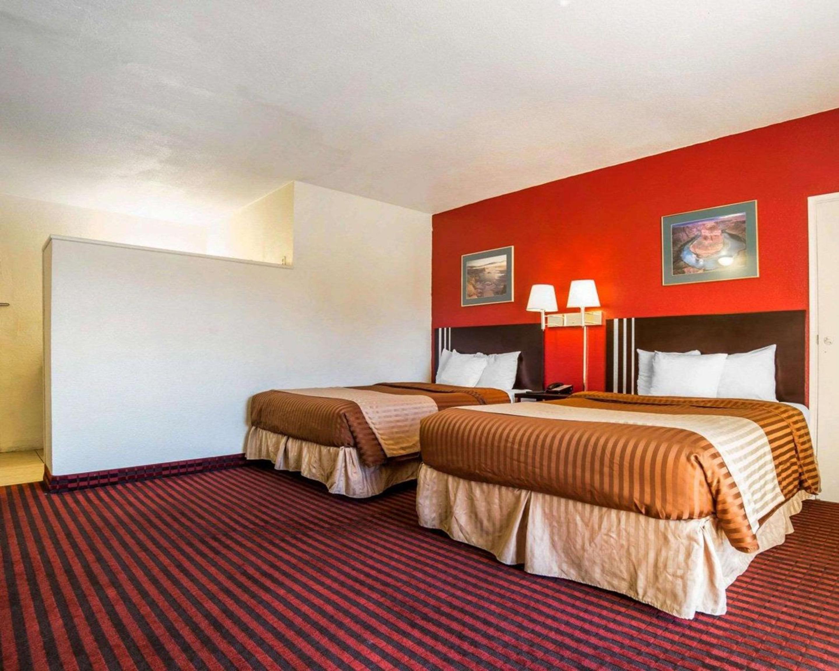 Queen Room with Two Queen Beds - No Pets Allowed - Photo 4