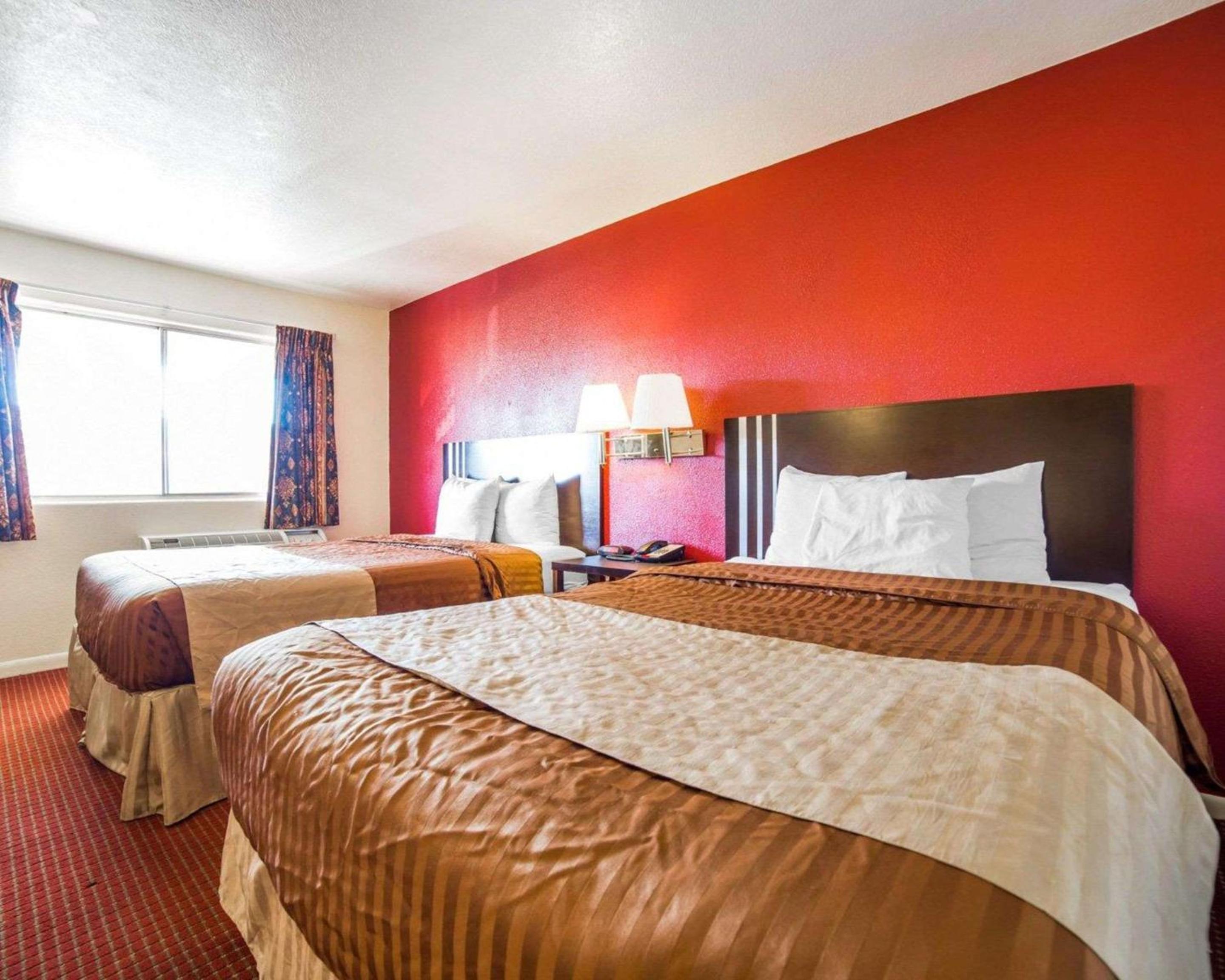 Queen Room with Two Queen Beds - No Pets Allowed - Photo 5