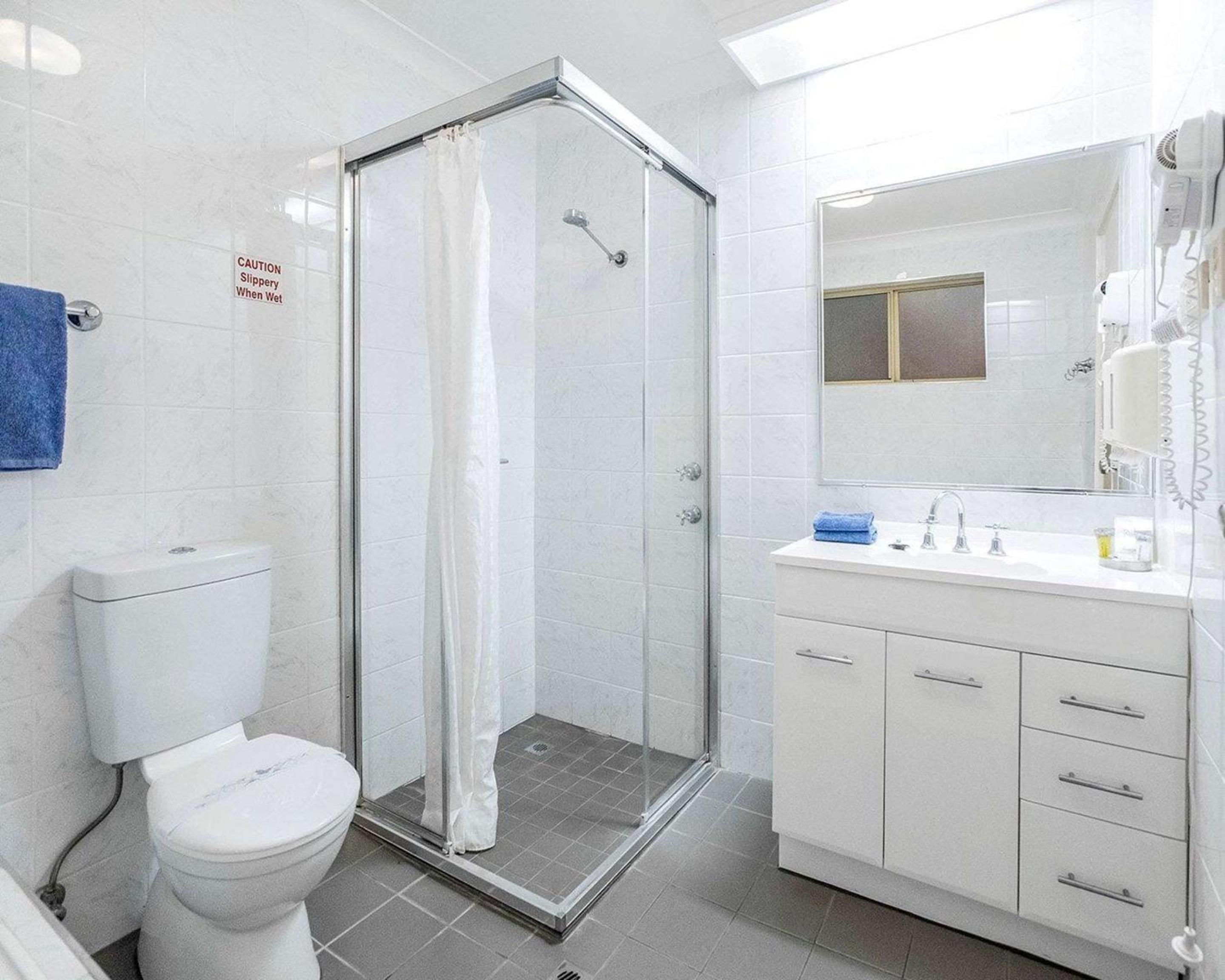 Deluxe Twin Room with One Queen Bed and One Single Bed - Non-Smoking photo 2