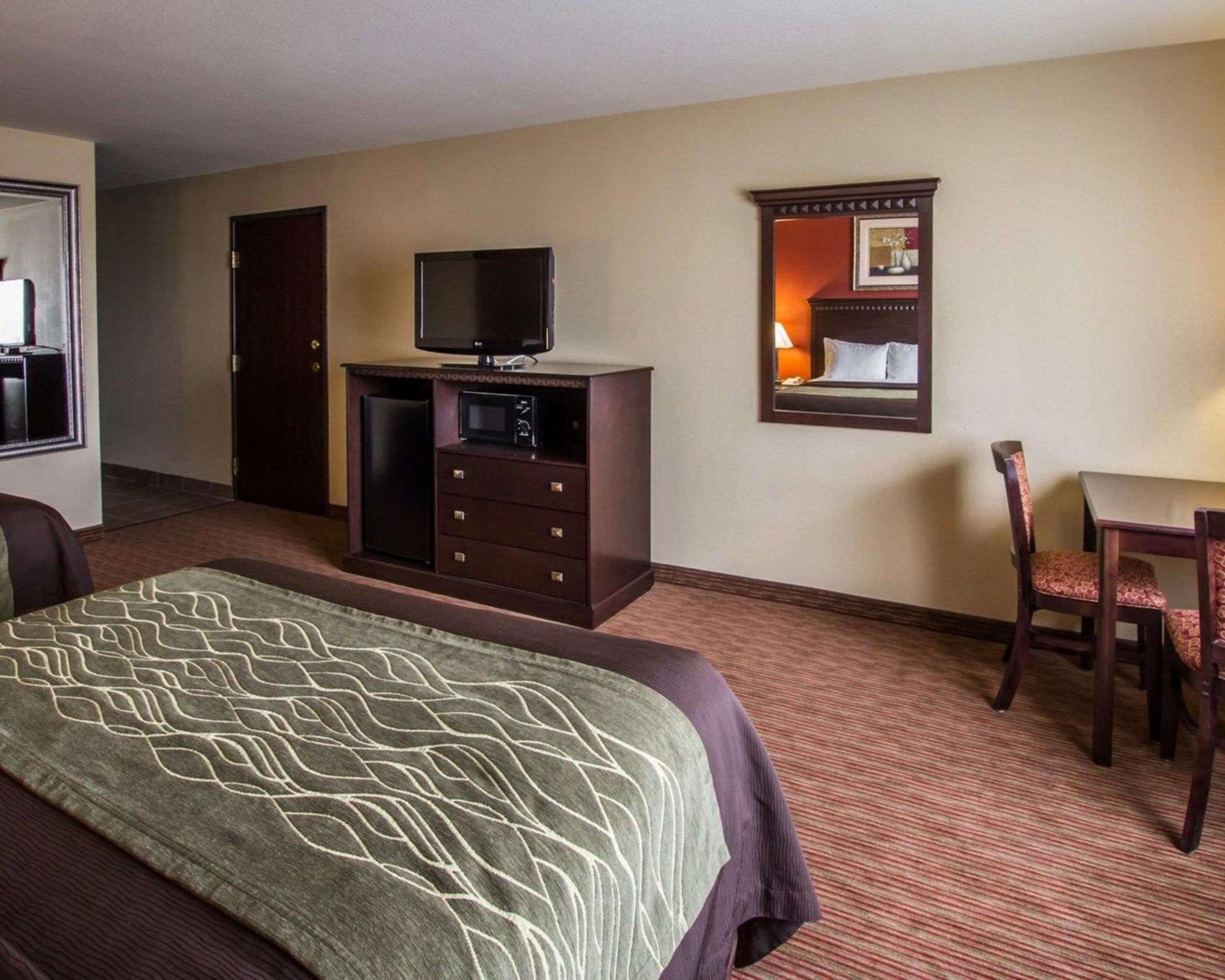 Queen Room with Two Queen Beds - Non-Smoking photo 1