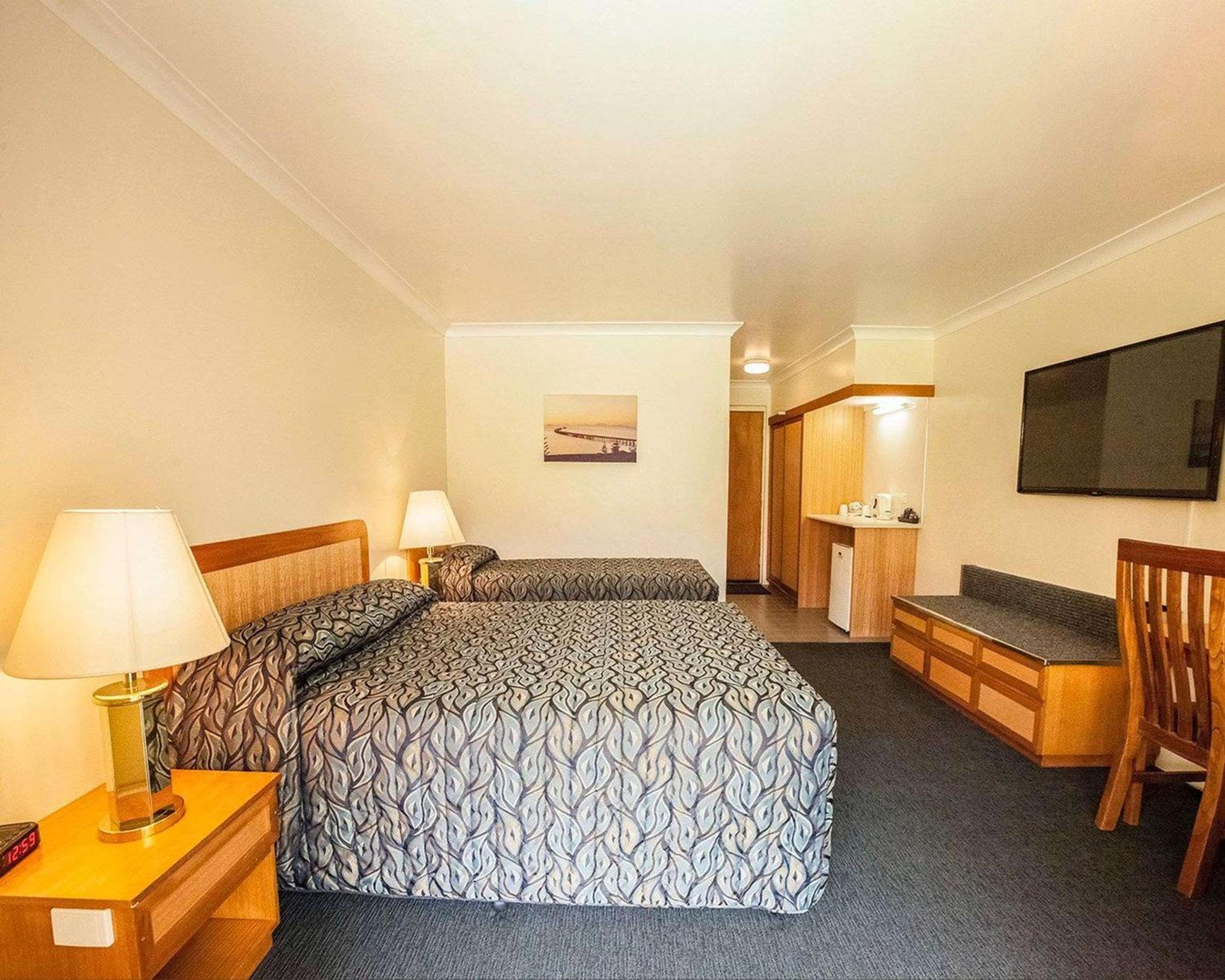 Deluxe Twin Room with One Queen Bed and One Single Bed - Non-Smoking photo 1