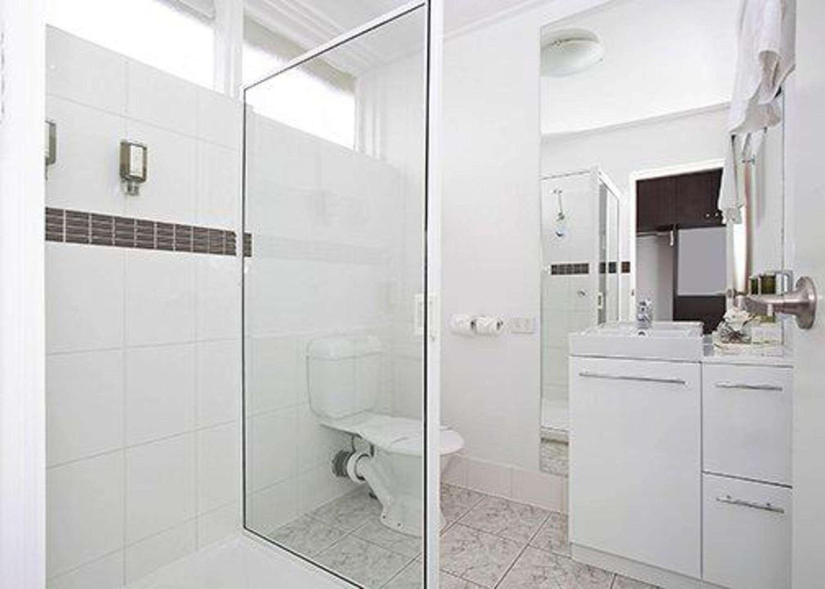 King Room - Non-Smoking - Photo 8