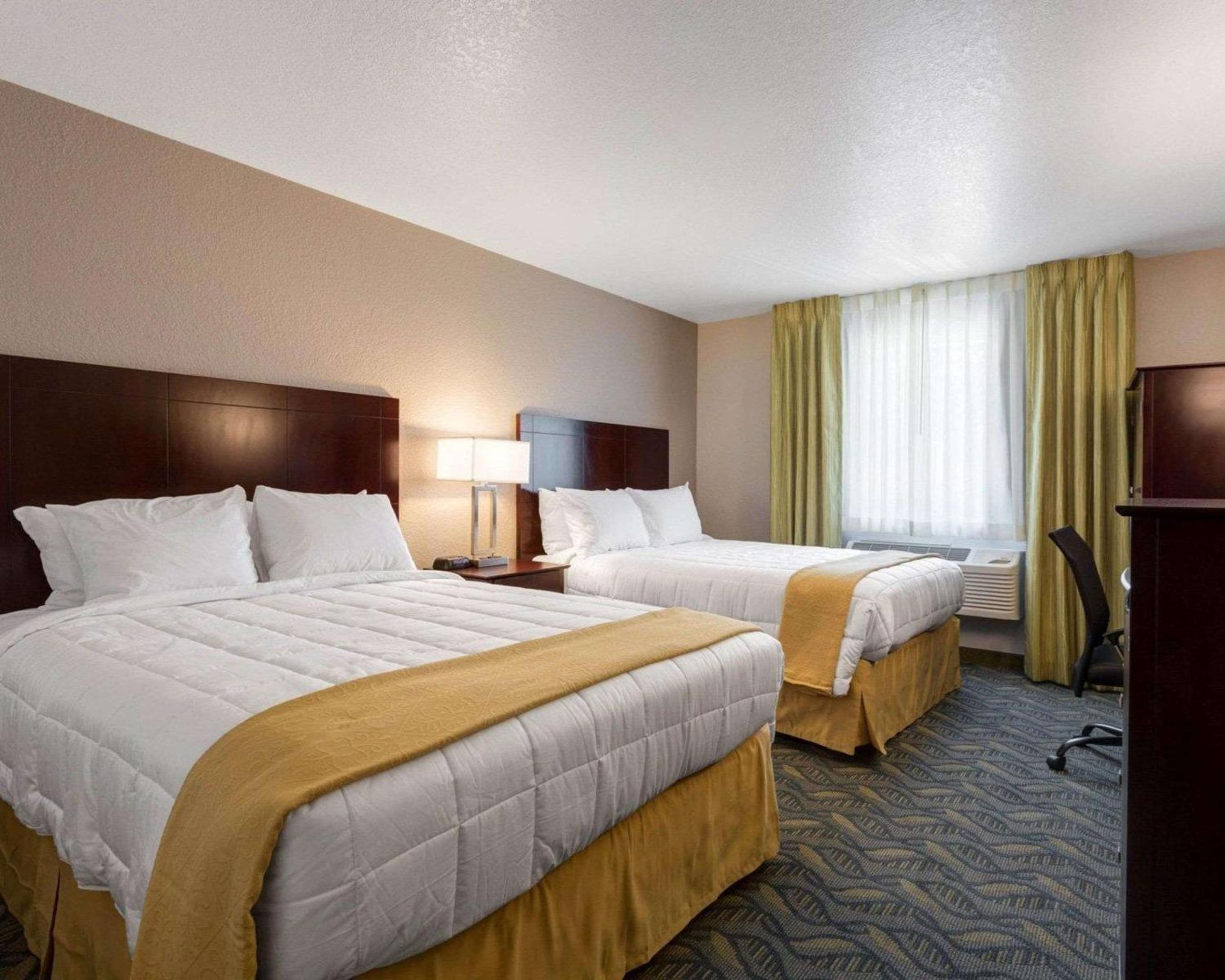 Queen Room with Two Queen Beds - Non-Smoking - Photo 2
