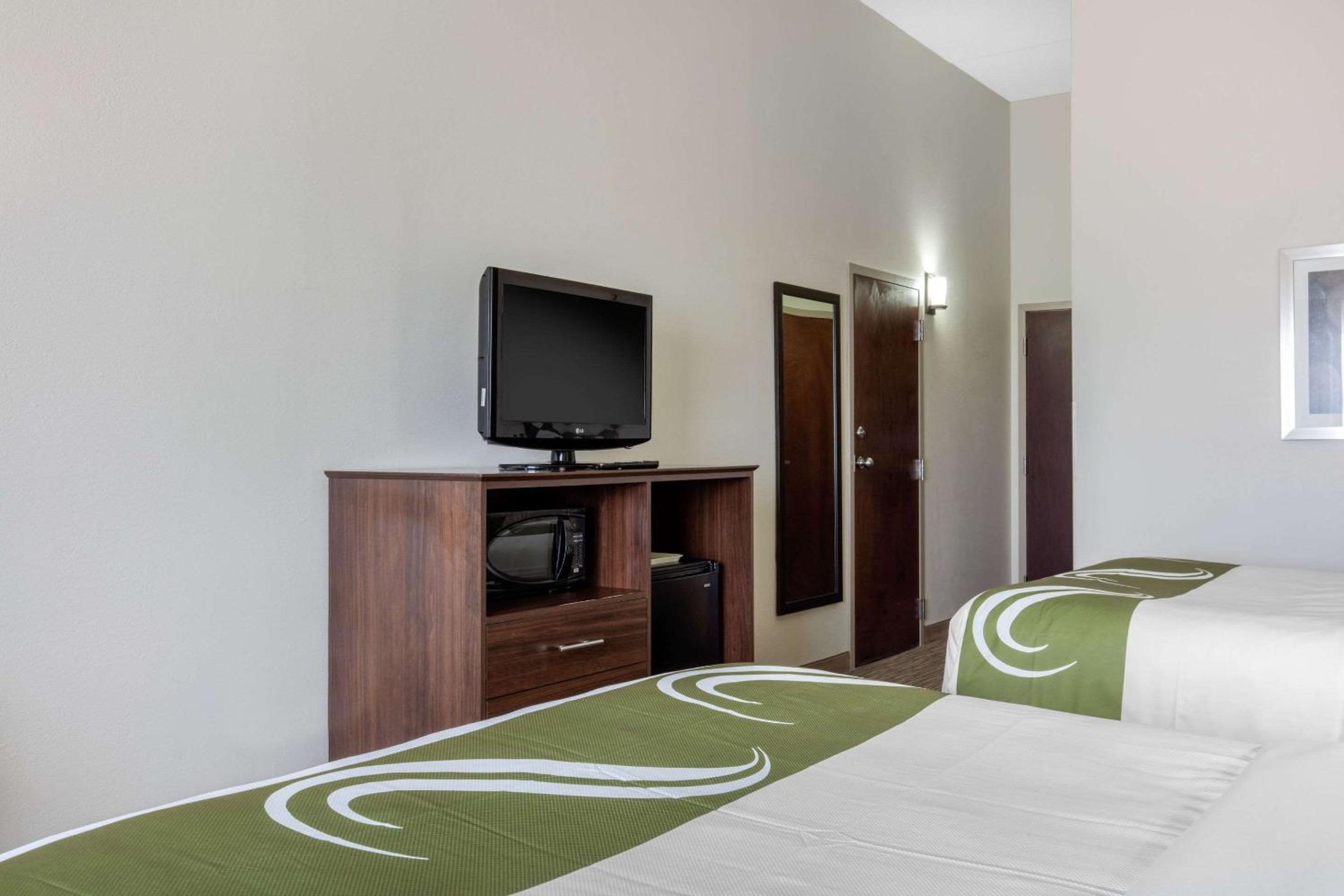 Queen Room with Two Queen Beds - Disability Access - Photo 5