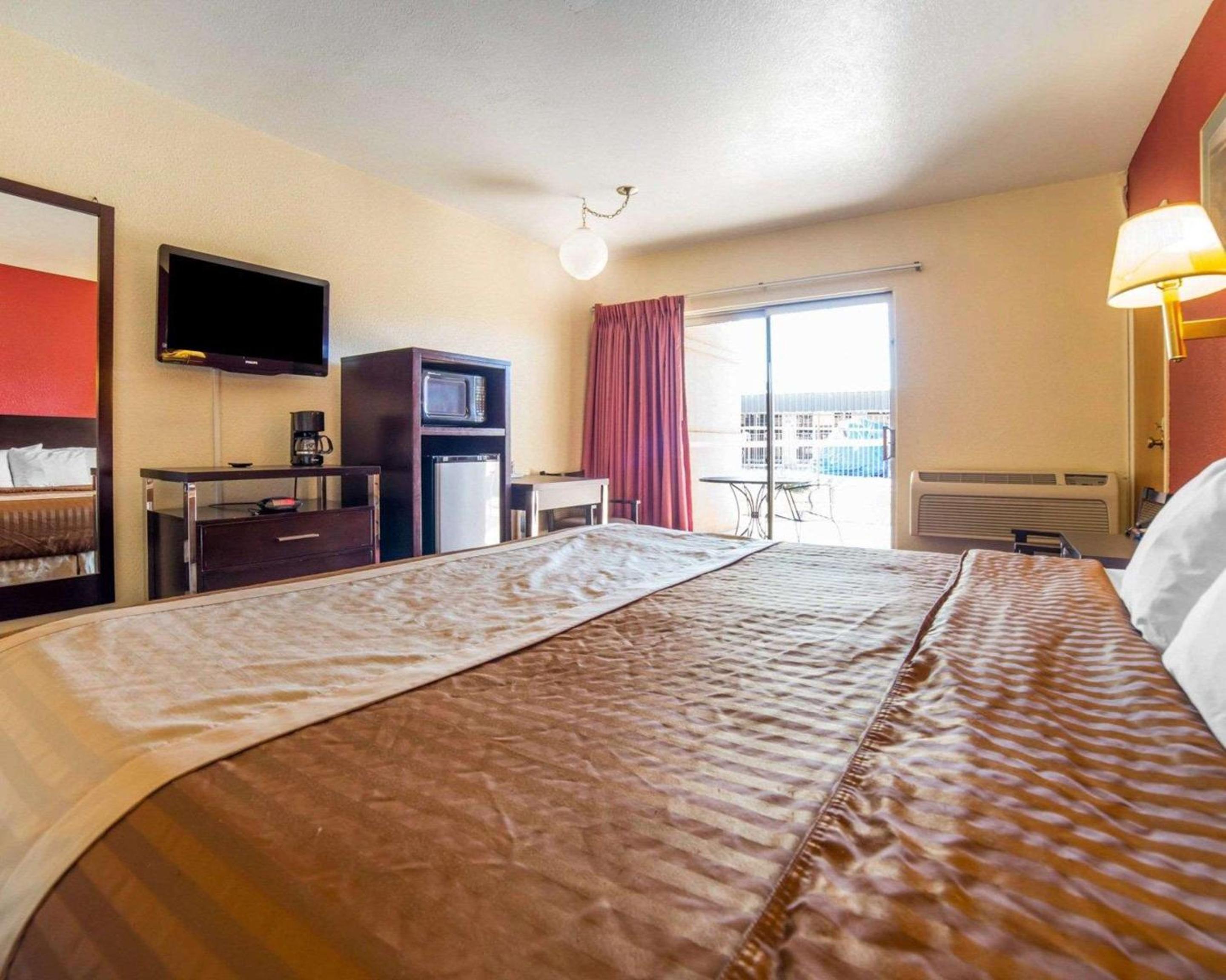 Queen Room - Accessible/Non-Smoking - Photo 3