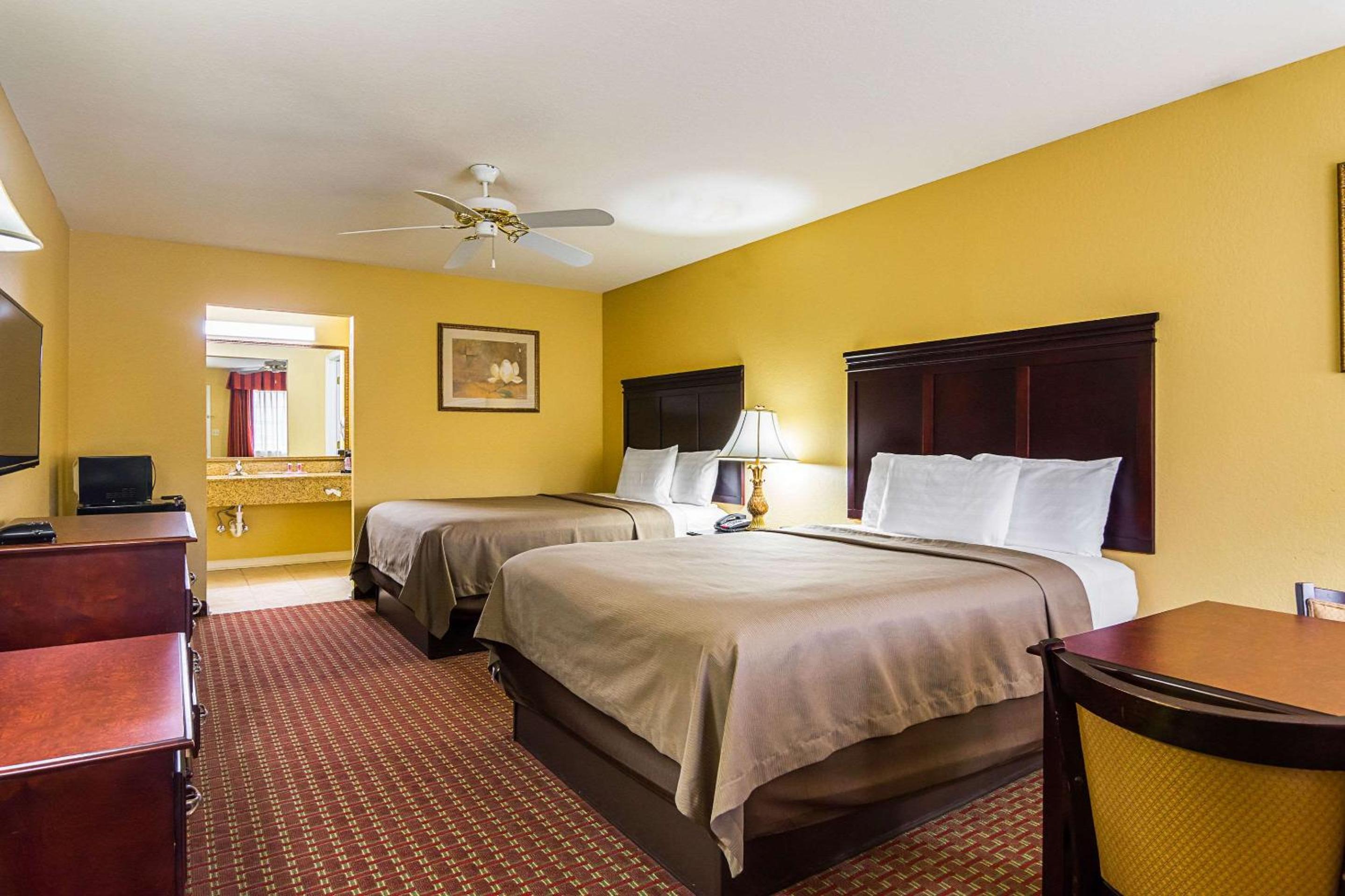 Queen Room With Two Queen Beds - Non-Smoking photo 3