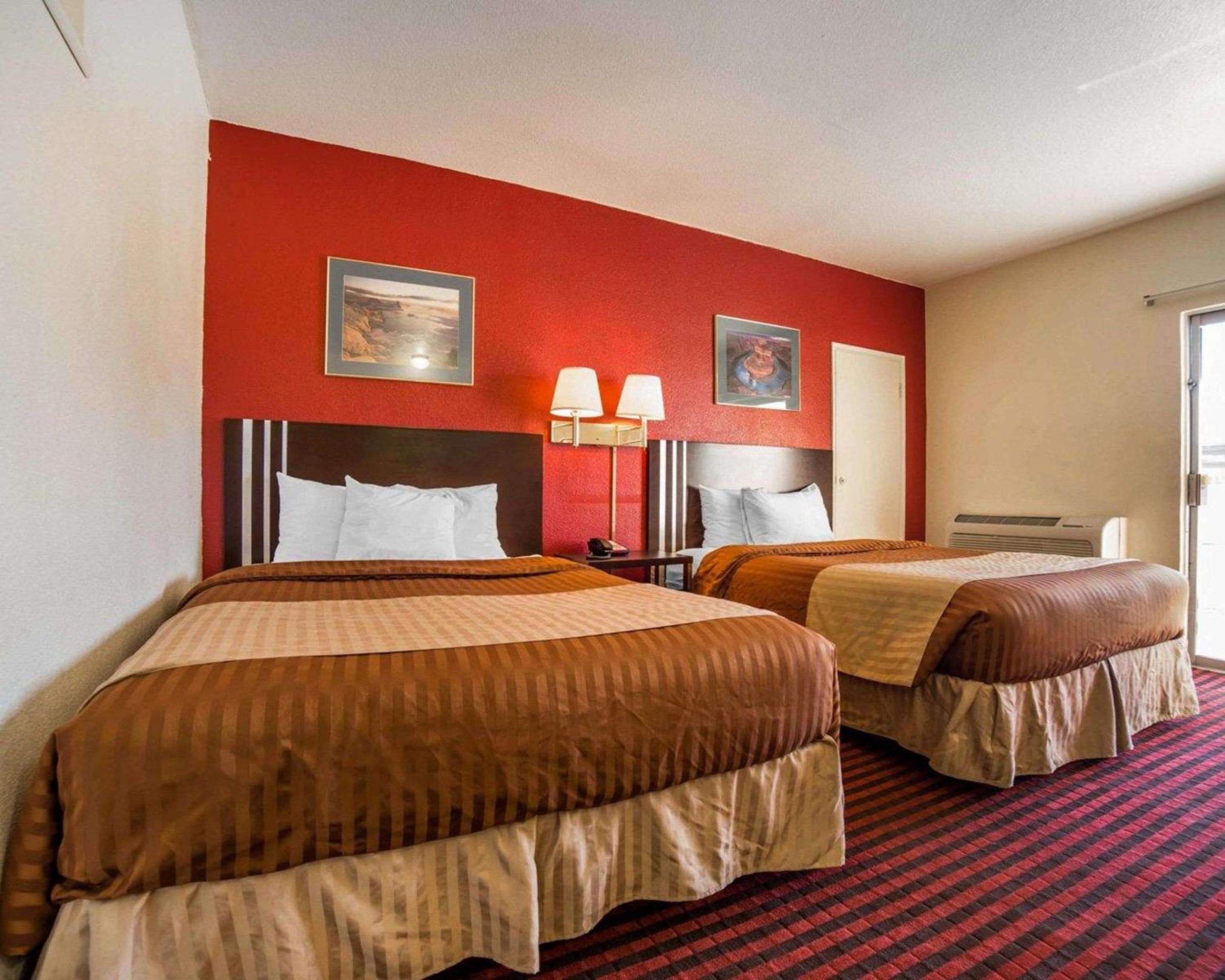 Queen Room with Two Queen Beds - No Pets Allowed - Photo 6