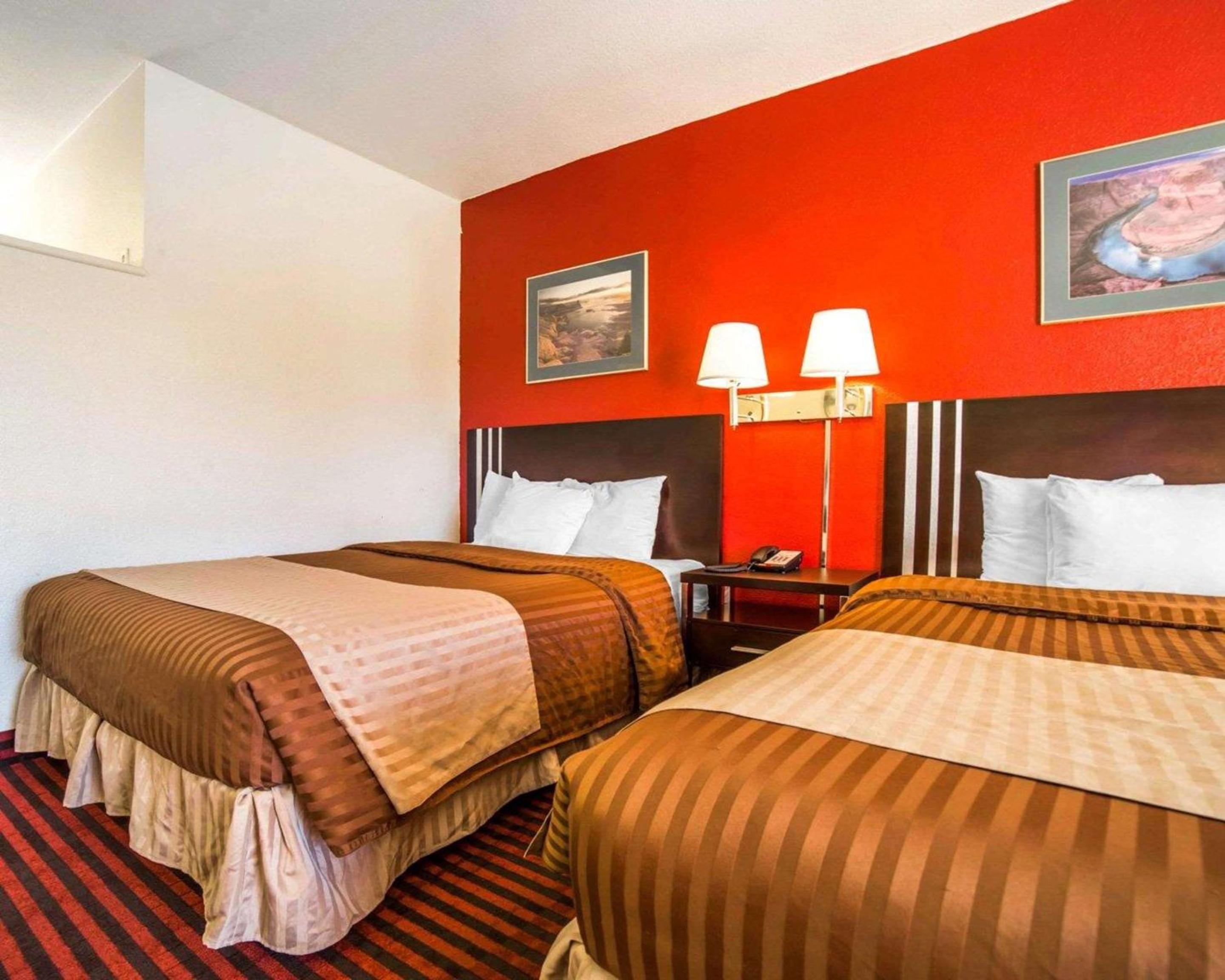 Queen Room with Two Queen Beds - No Pets Allowed - Photo 7