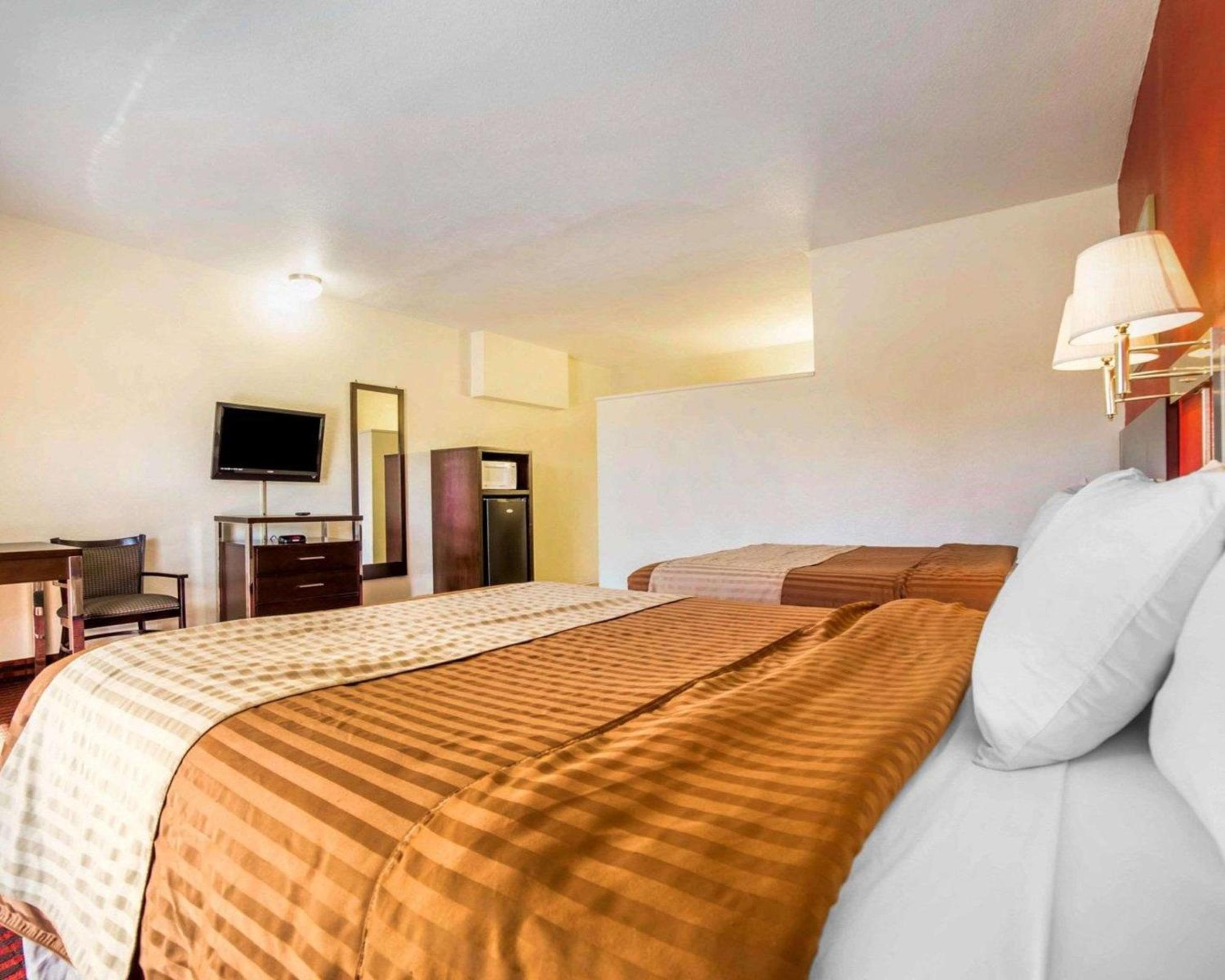 Queen Room with Two Queen Beds - No Pets Allowed - Photo 8