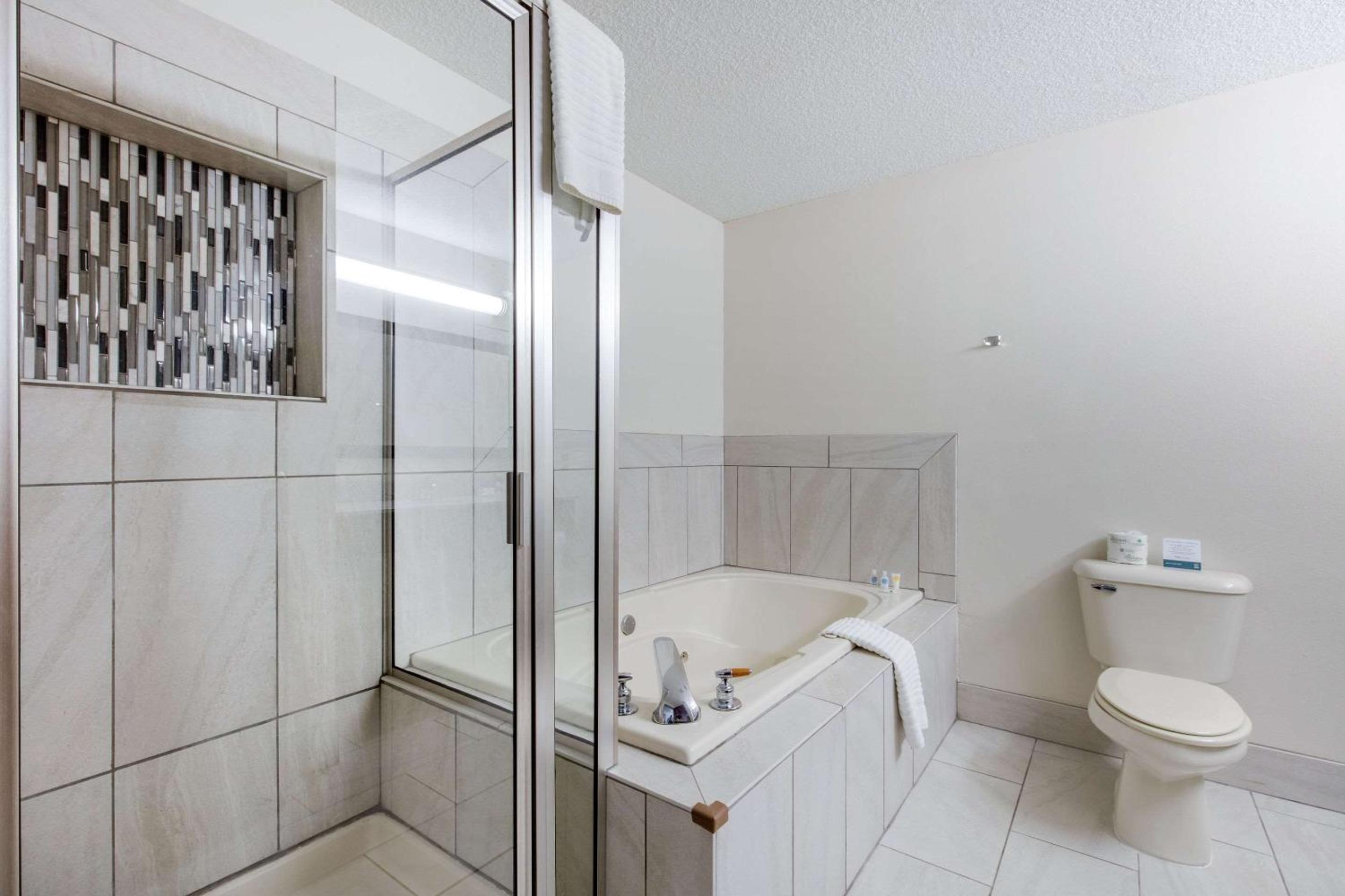 King Suite with Whirlpool - Non Smoking/Interior Hall photo 1