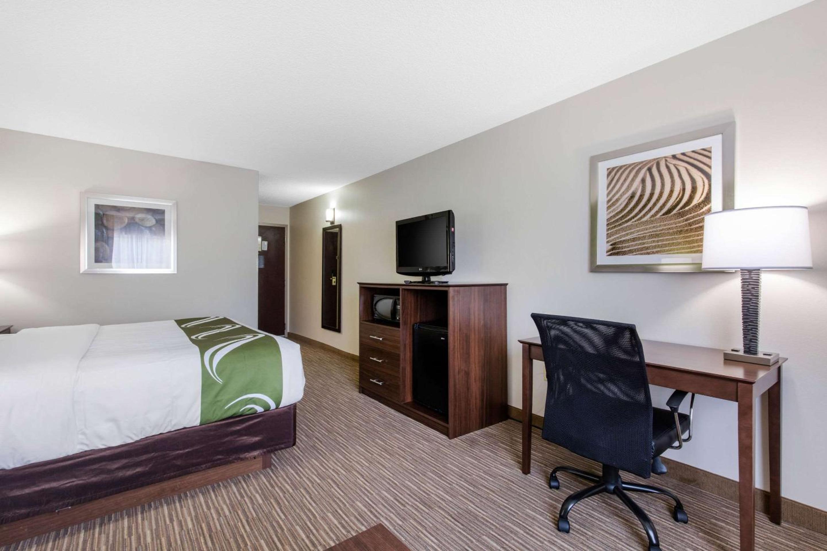 King Room - Non-Smoking - Photo 4