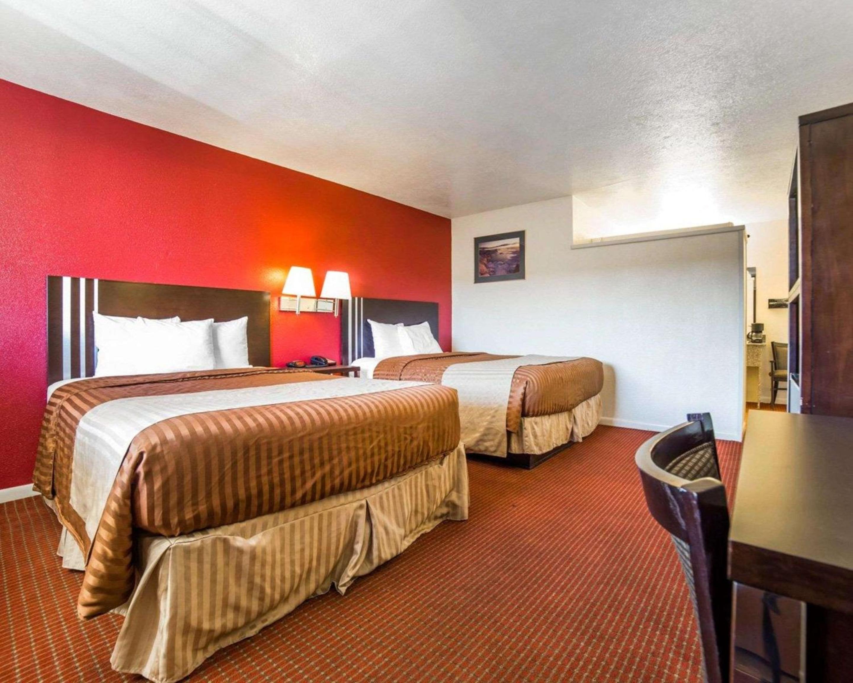 Queen Room with Two Queen Beds - No Pets Allowed - Photo 9