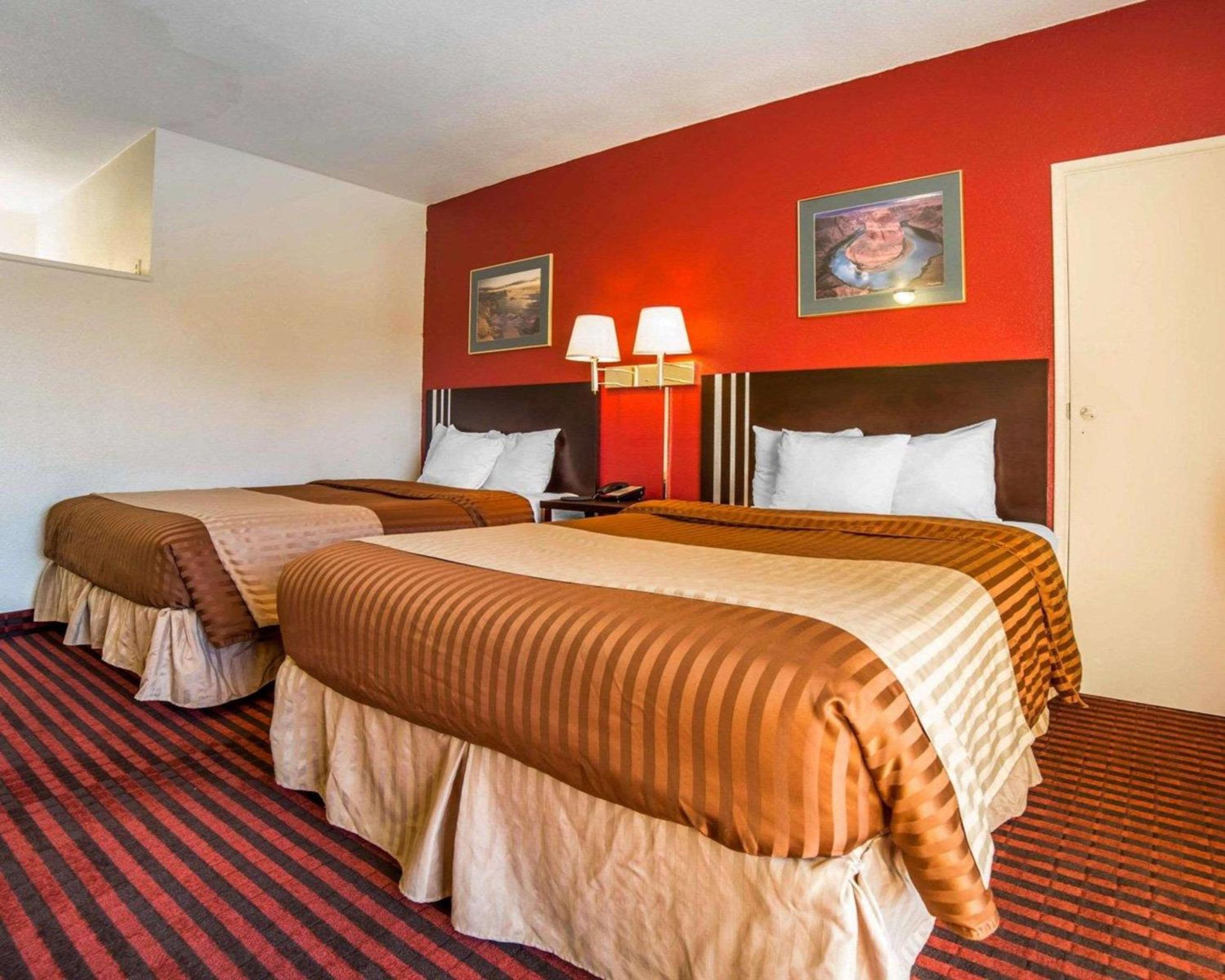 Queen Room with Two Queen Beds - No Pets Allowed - Photo 10